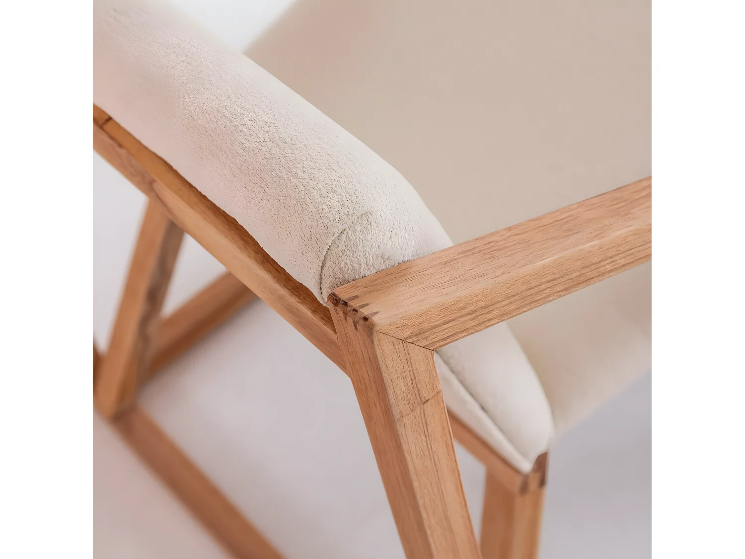 Sillón Suzie de madera de Mindy con patrón simétrico