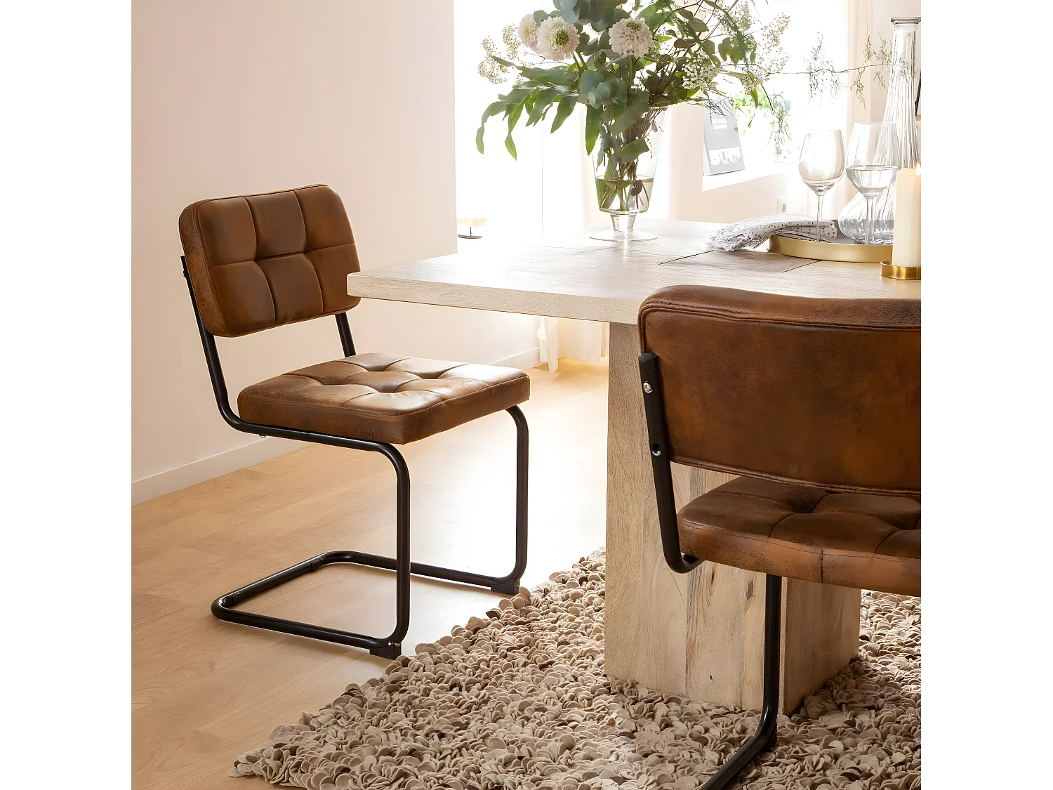 Chaise cantilever en microfibre marron Mambo (lot de 2)