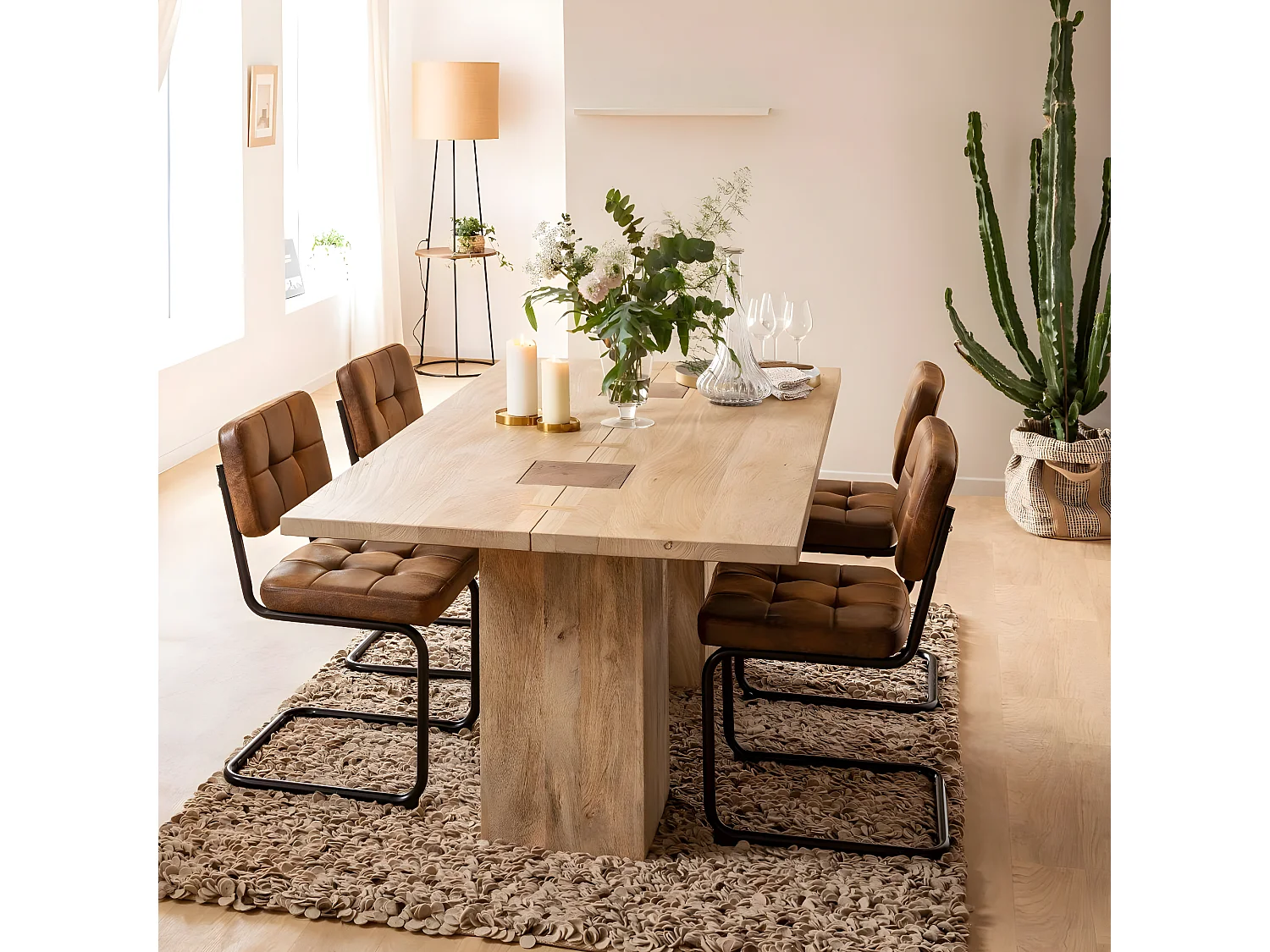 Juego de 2 sillas cantilever de microfibra marrón Mambo para un estilo cómodo y accesible