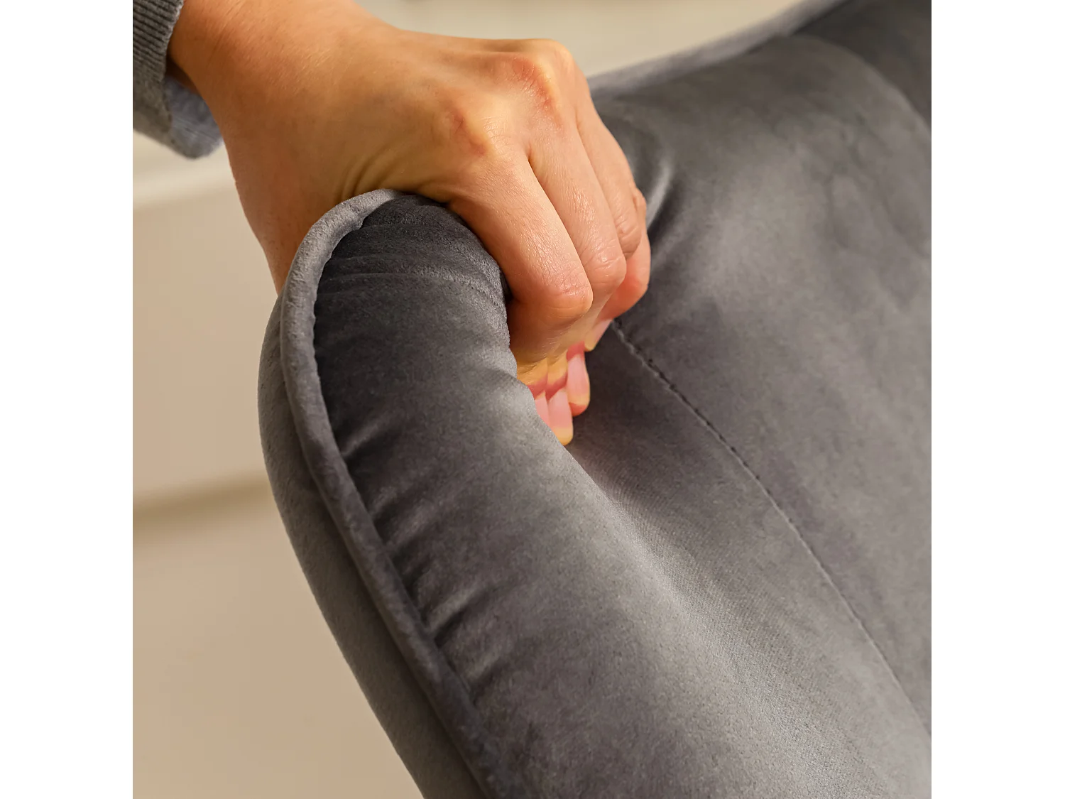 Mecedora escandinava en terciopelo gris patas de madera de haya 68 x 87 x 98 cm EPPING VELVET GRIS OSCURO