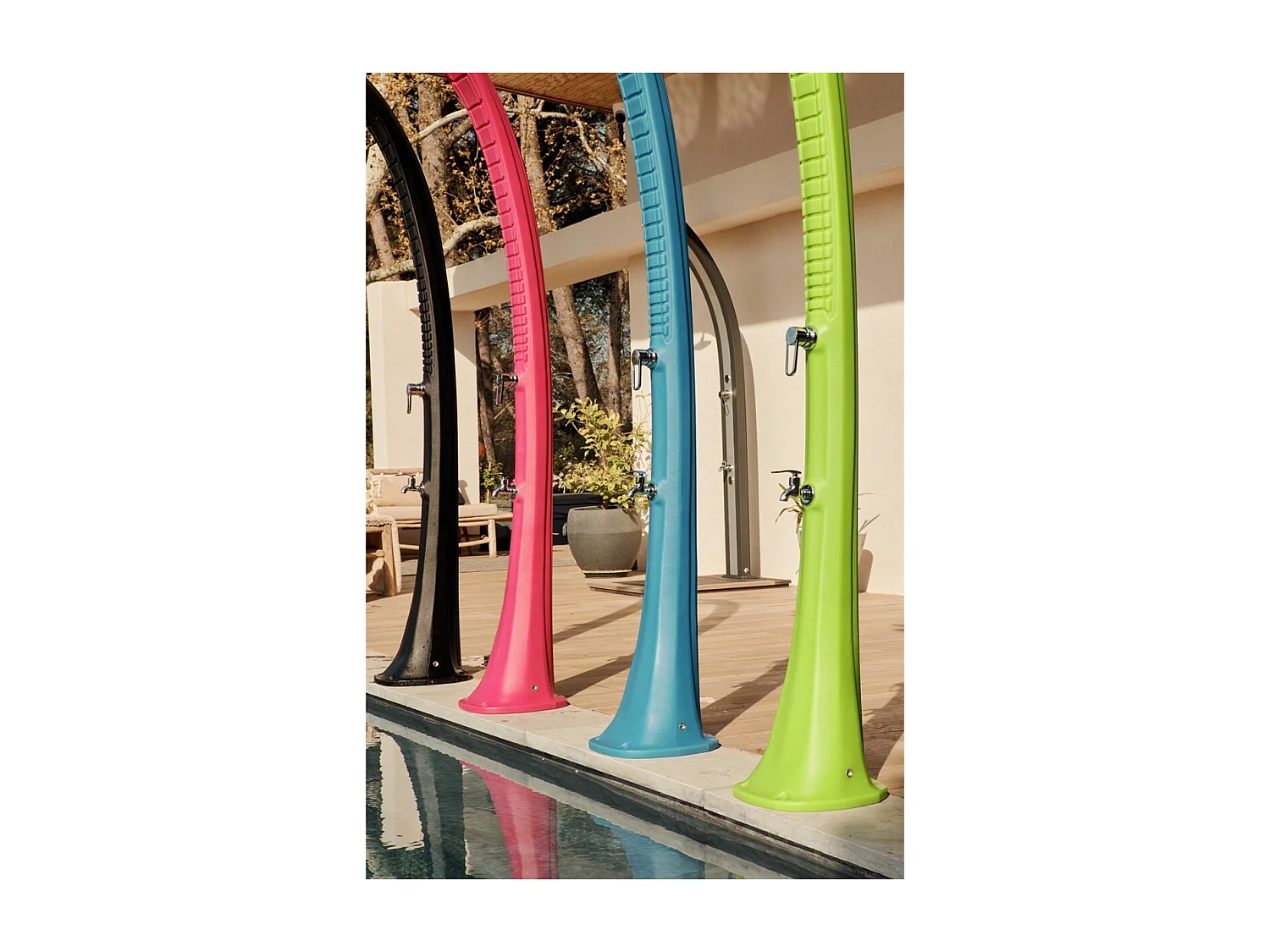 Formidra Cobra 32L 217x30x34cm Doccia solare da esterno - Risciacquo piedi - Riscaldamento solare - Polietilene riciclabile  - Colore blu