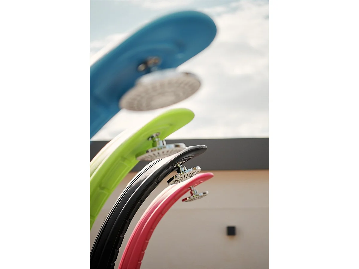 Formidra Cobra 32L 217x30x34cm Doccia solare da esterno - Risciacquo piedi - Riscaldamento solare - Polietilene riciclabile  - Colore blu