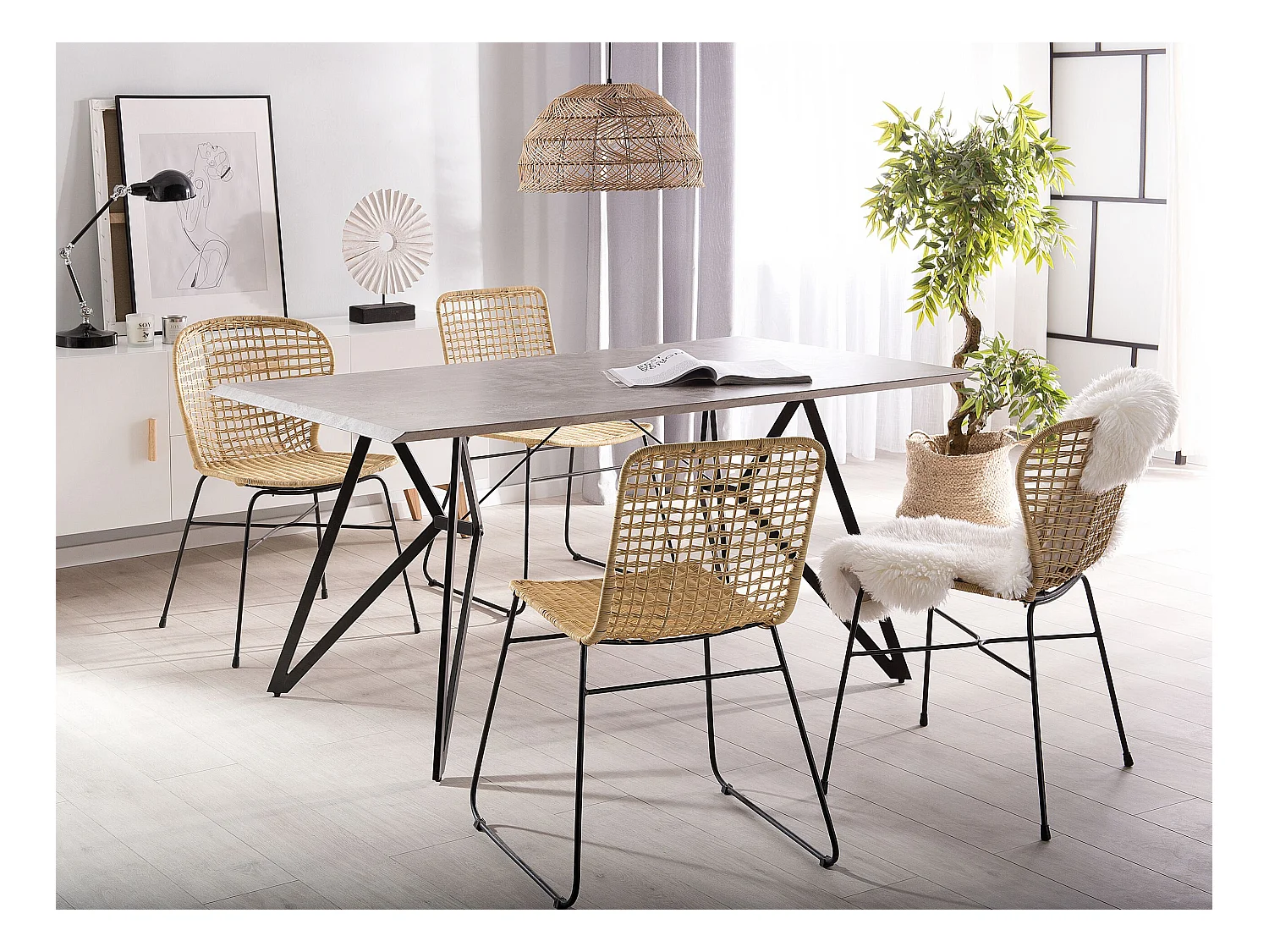 Stylischer Rattanstuhl in Sandbeige mit schwarzem Metallgestell im 2er Set Elfros