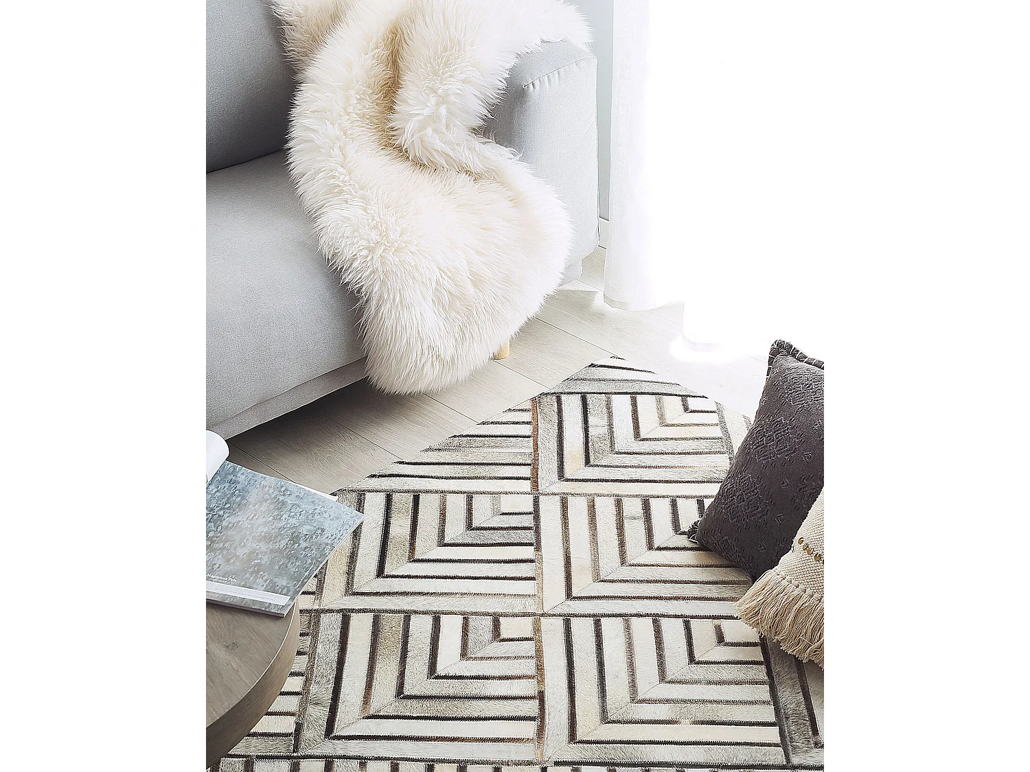 Rechteckiger Lederteppich beige geometrisches Muster 140x200 cm Tekir