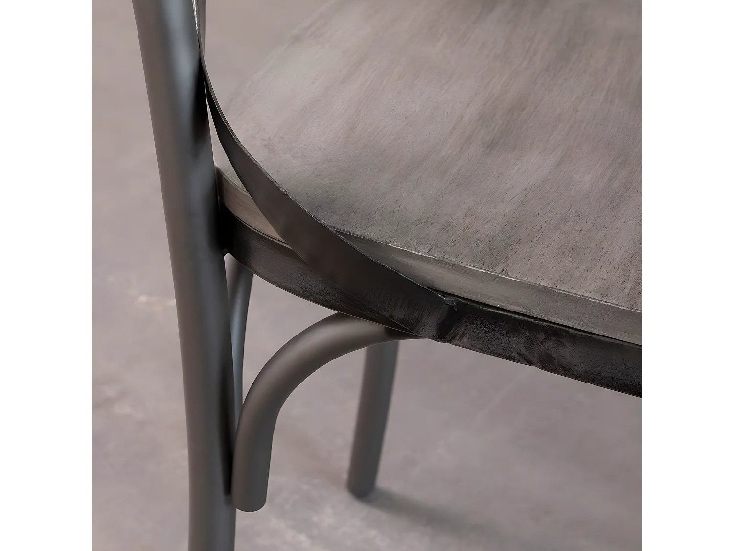 Juego de 2 sillas grises de madera de mango con patas de metal gris