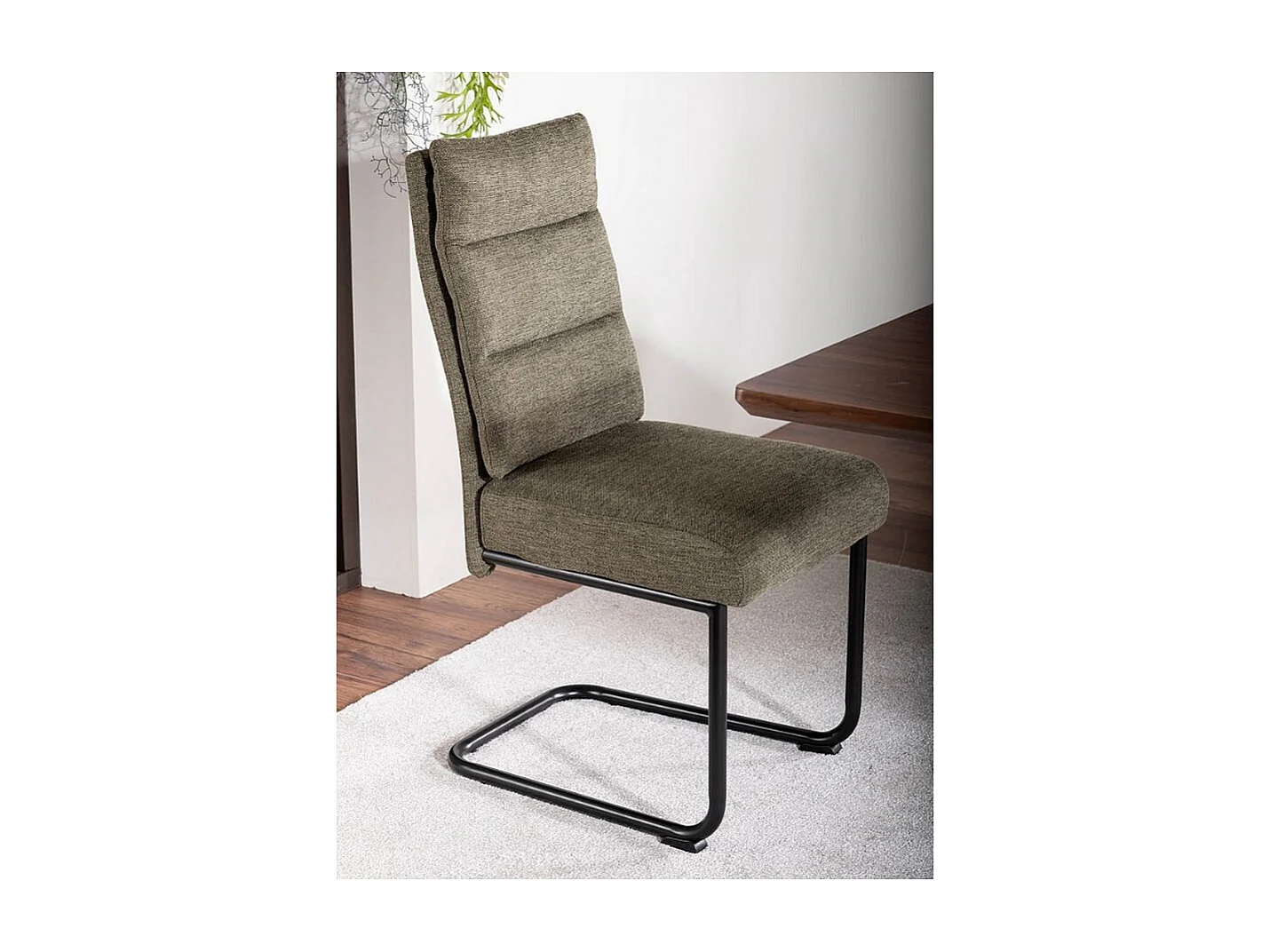 Chaise design en tissu vert olive avec piètement en métal noir Marilou