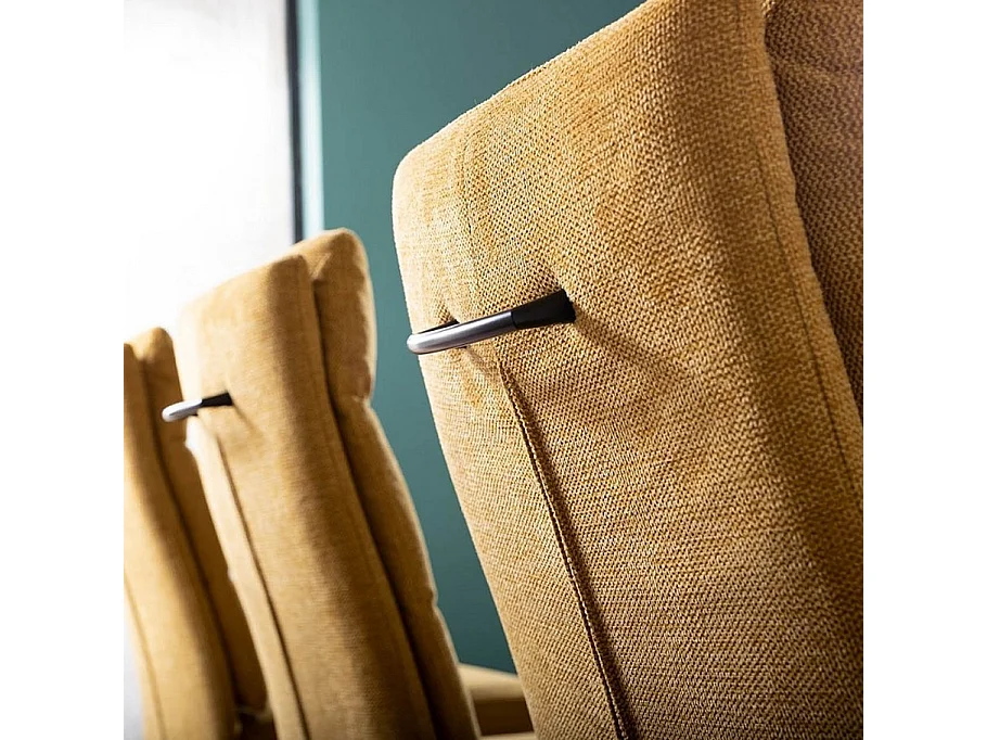 Chaise design en tissu jaune curry avec piètement en métal noir Marilou