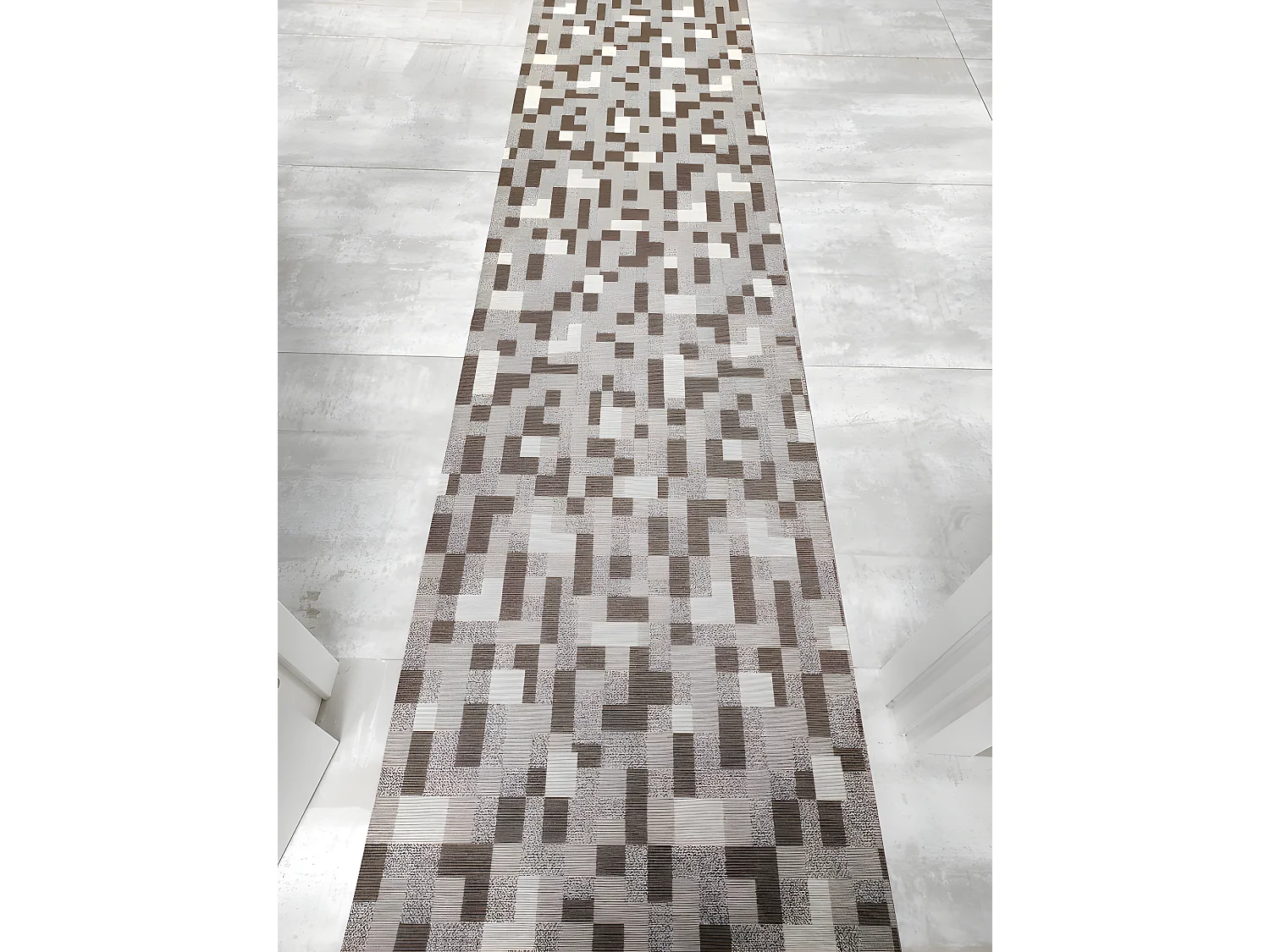 Alfombras Pasillo| Composición Textil Resinado| Base Antideslizante| Cuadros Marron| 65X250CM