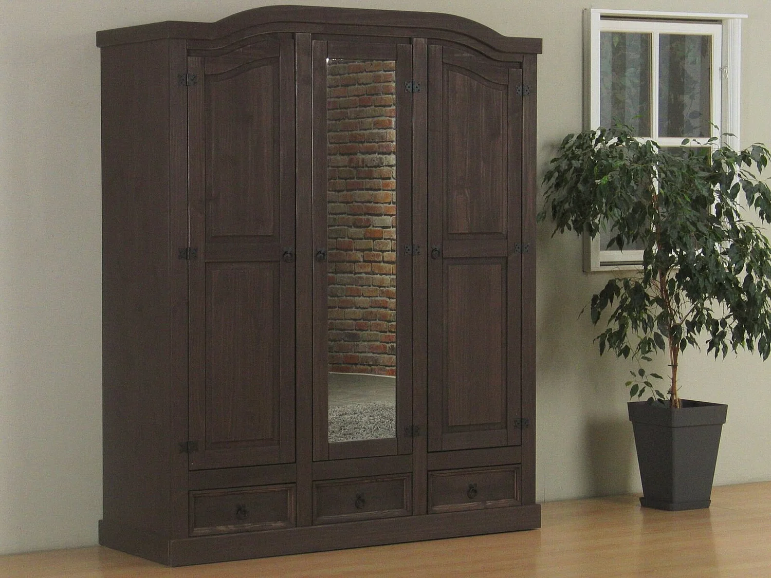 New Mexico Armoire 3 portes avec une porte miroir, 2 portes lambrissées et 3 tiroirs, finition ciré en style colonial.