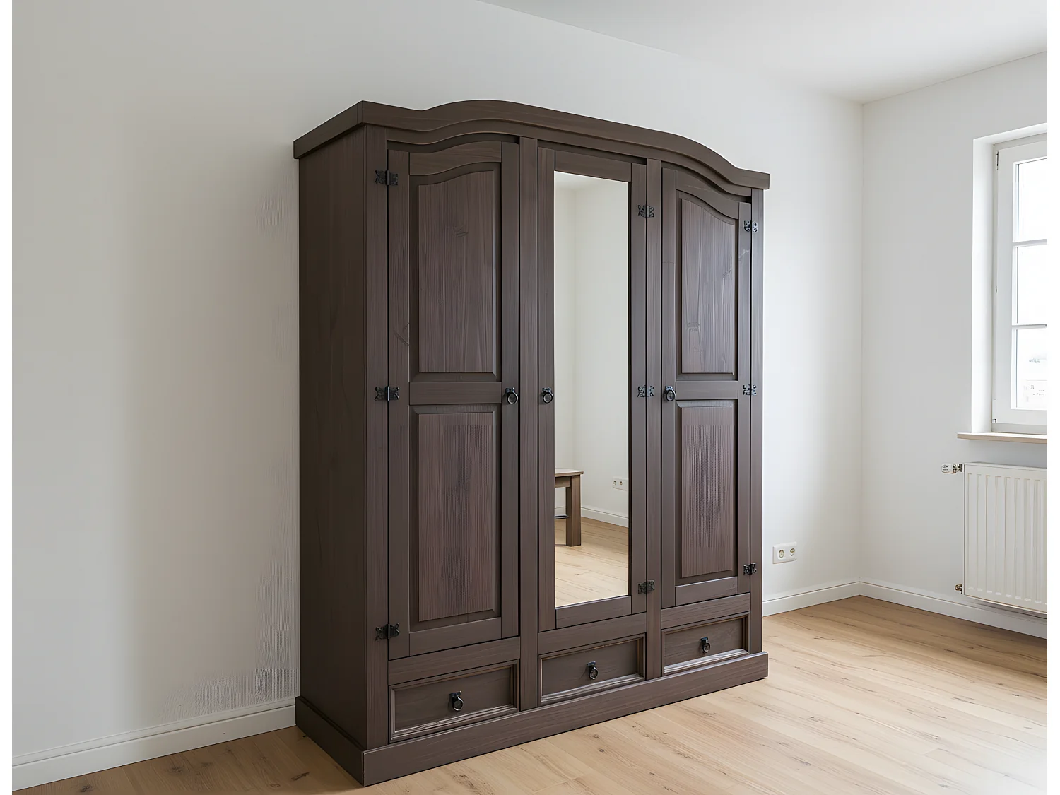 New Mexico Armoire 3 portes avec une porte miroir, 2 portes lambrissées et 3 tiroirs, finition ciré en style colonial.