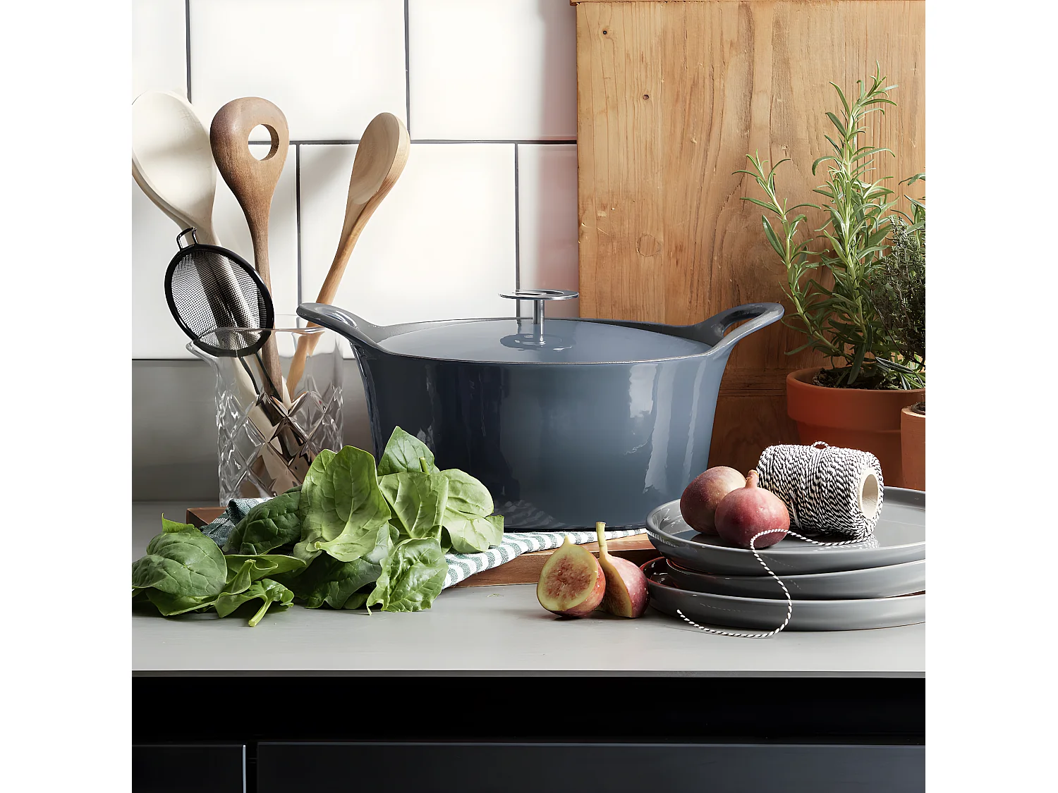 Volcan - Cocotte ronde 20cm fonte de fer émaillée bleue denim avec couvercle