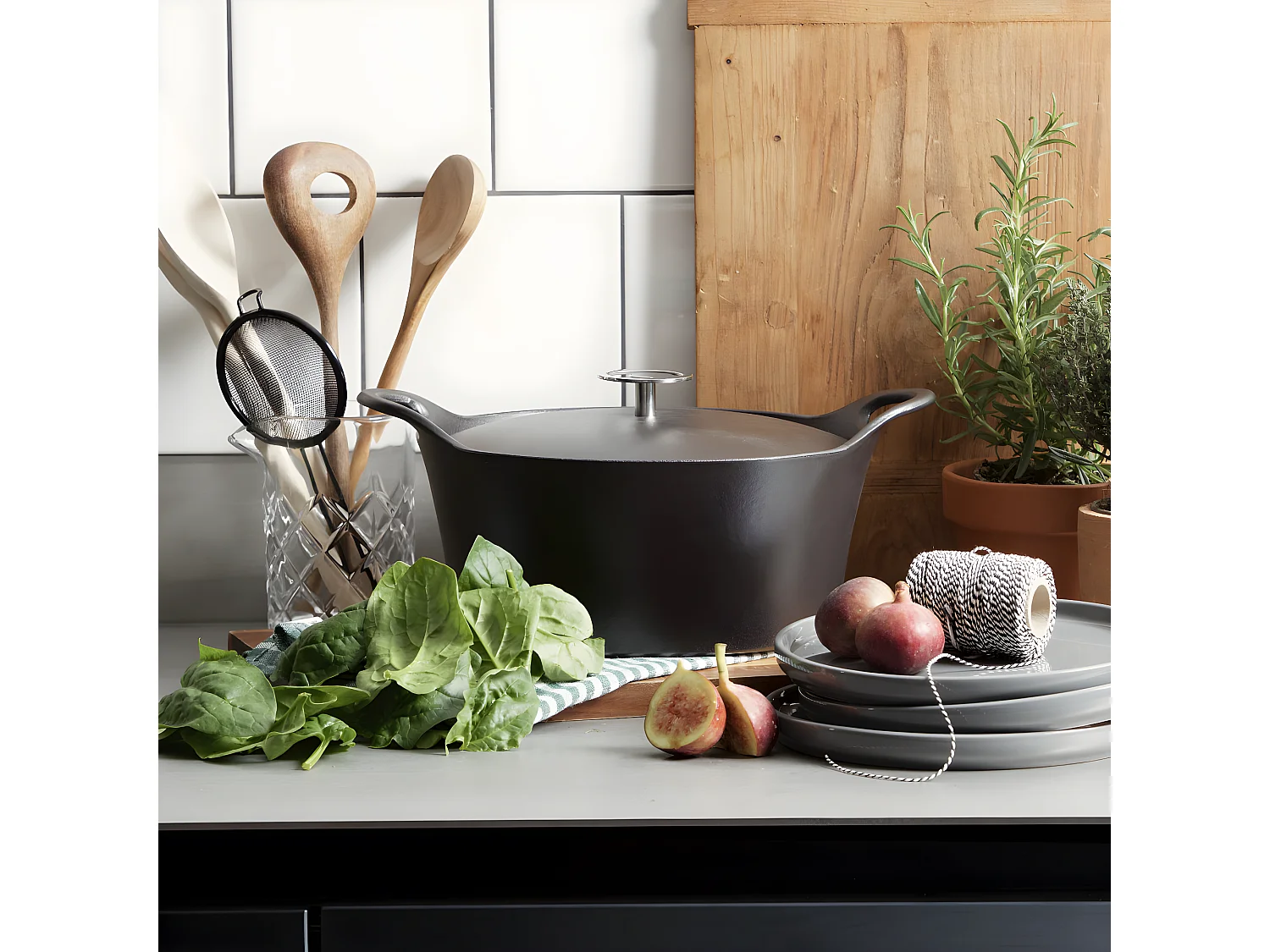 Volcan - Cocotte ronde 20cm fonte de fer émaillée noire avec couvercle