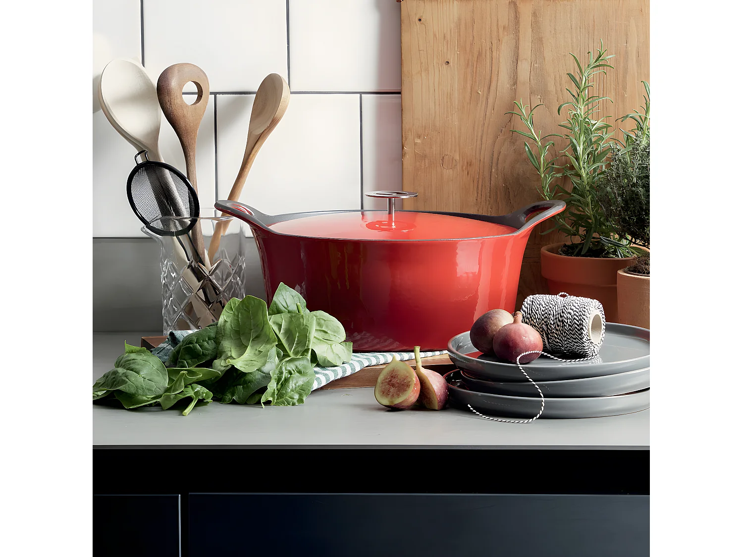 Volcan - Cocotte ovale 29cm fonte de fer émaillée rouge avec couvercle