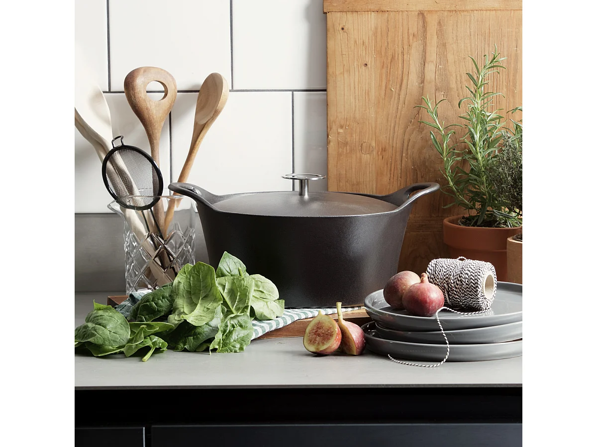 Volcan - Cocotte ronde 24cm fonte de fer émaillée noire avec couvercle