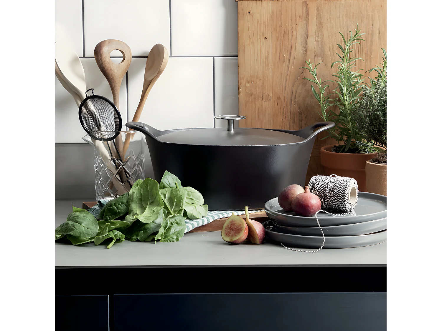 Volcan - Cocotte ovale 29cm fonte de fer émaillée noire avec couvercle