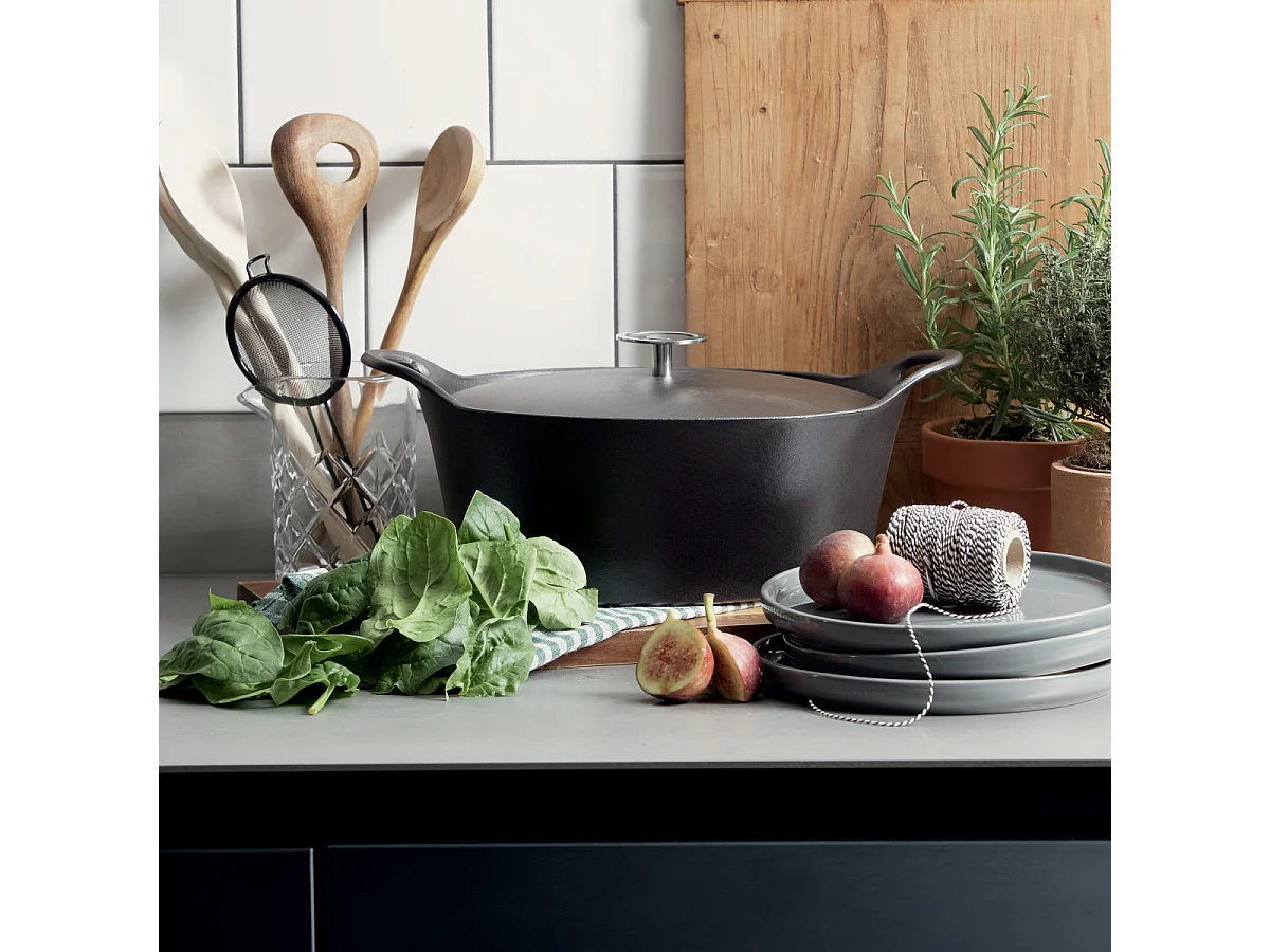 Volcan - Cocotte ovale 29cm fonte de fer émaillée noire avec couvercle