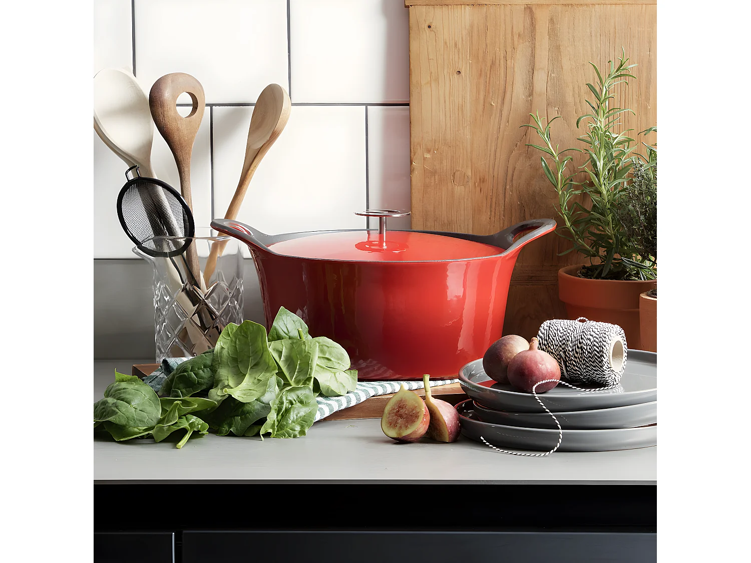 Volcan - Cocotte ronde 24cm fonte de fer émaillée rouge avec couvercle