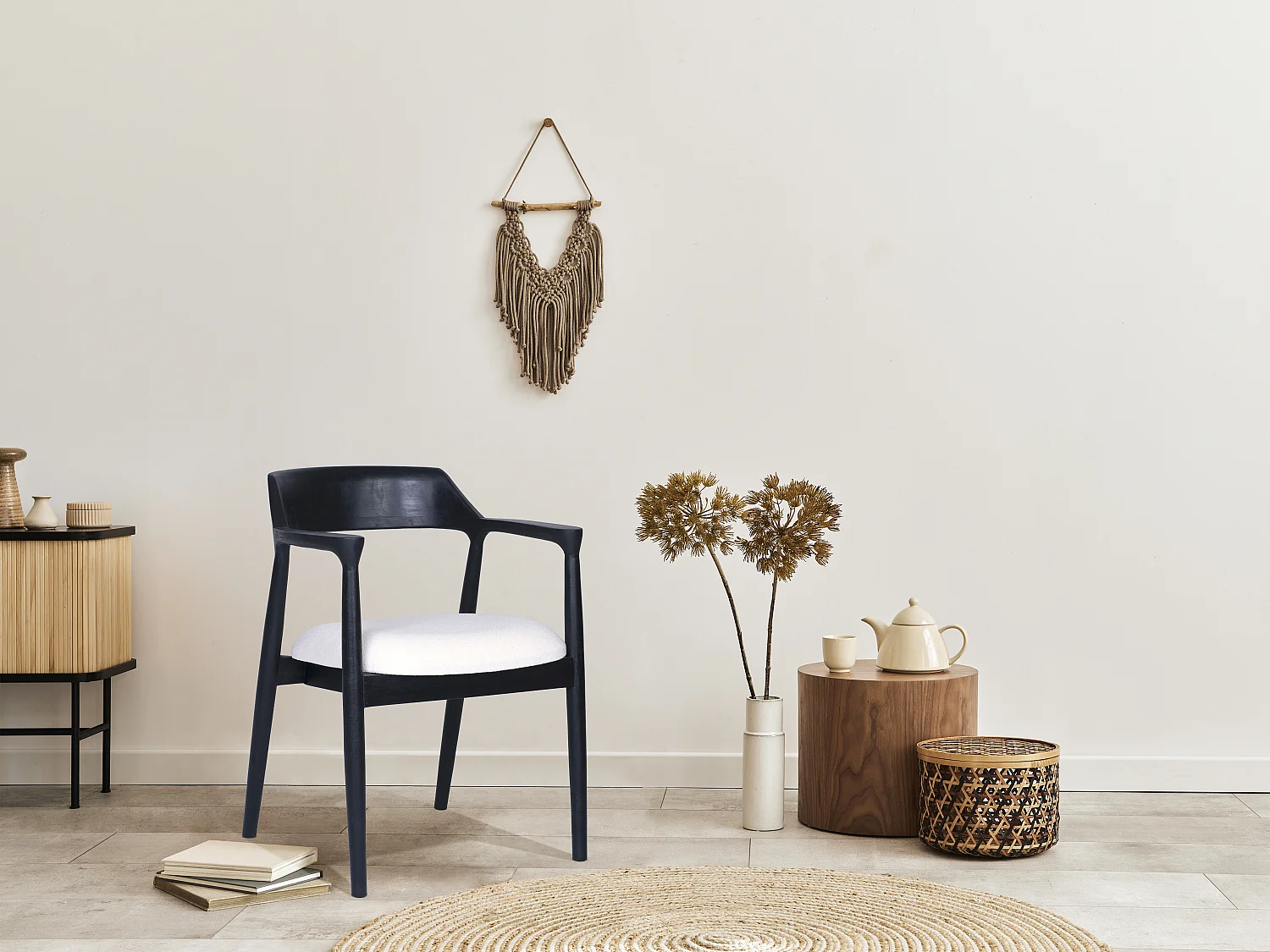 Chaise avec accoudoirs en teck et tissu bouclette - Noir et Blanc - SOUADY