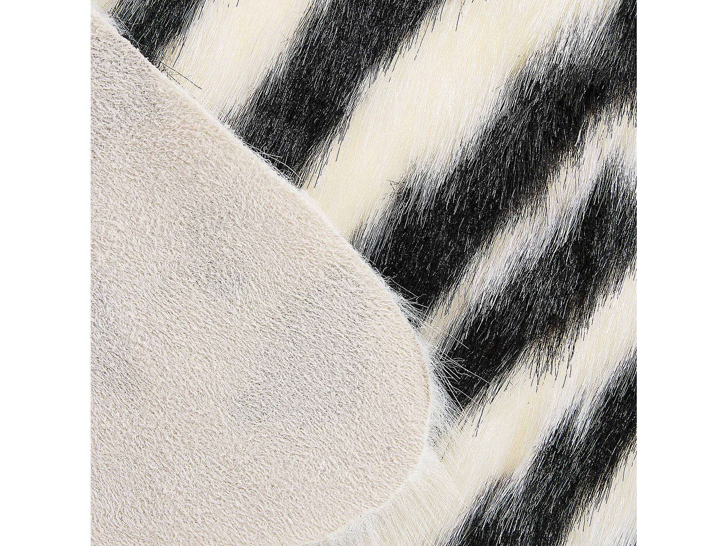 Tapis en fausse fourrure NAMBUNG Blanc Noir 60 x 90 cm