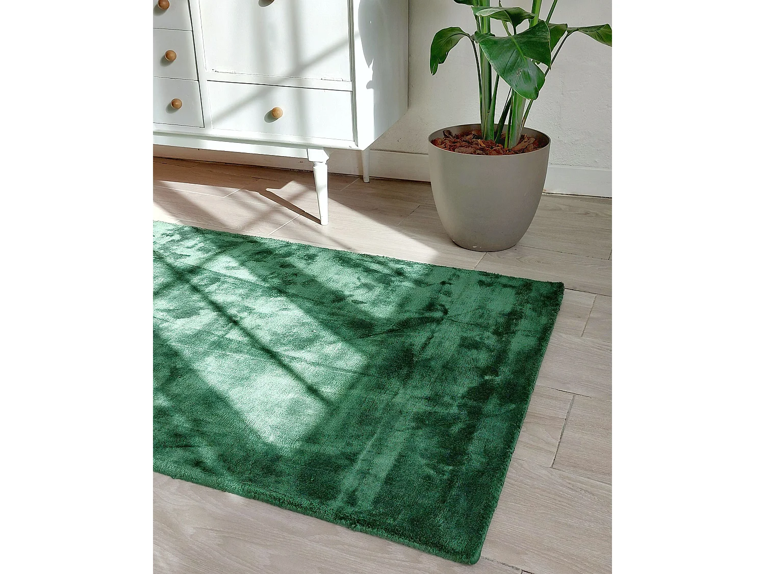 Teppich Viskose grün 80 x 150 cm einfarbig handgewebt Kurzflor Modern Gesi II