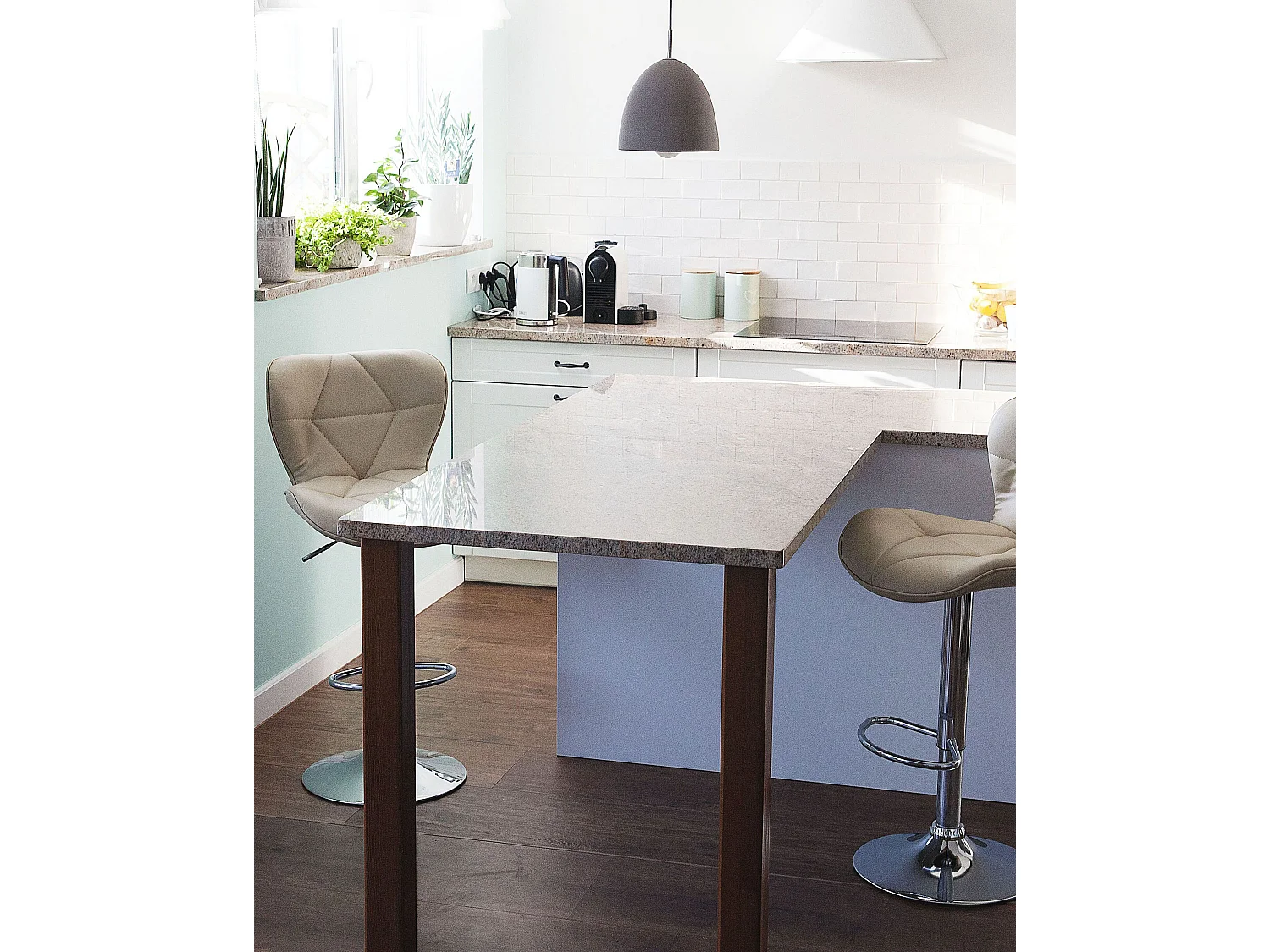 Set mit 2 Barstühlen VALETTA Kunstleder drehbar Hellbeige