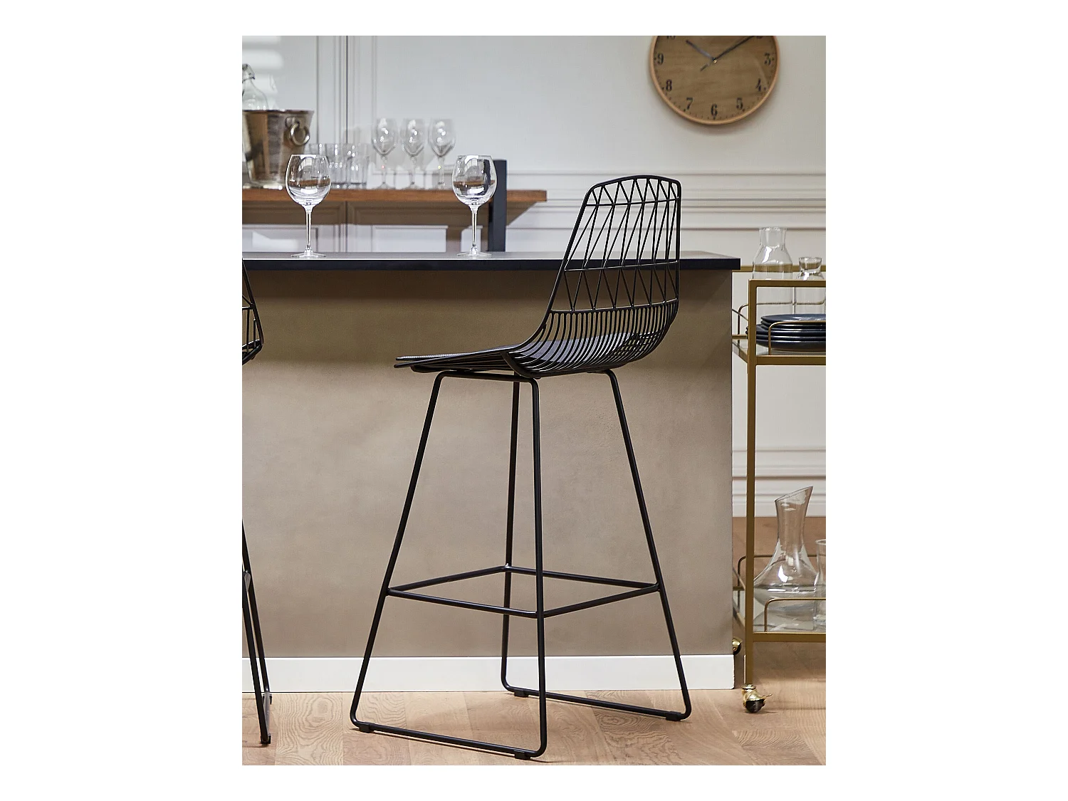 Trendy Barstühle aus schwarzem, mattem Metall im praktischen 2er Set Preston