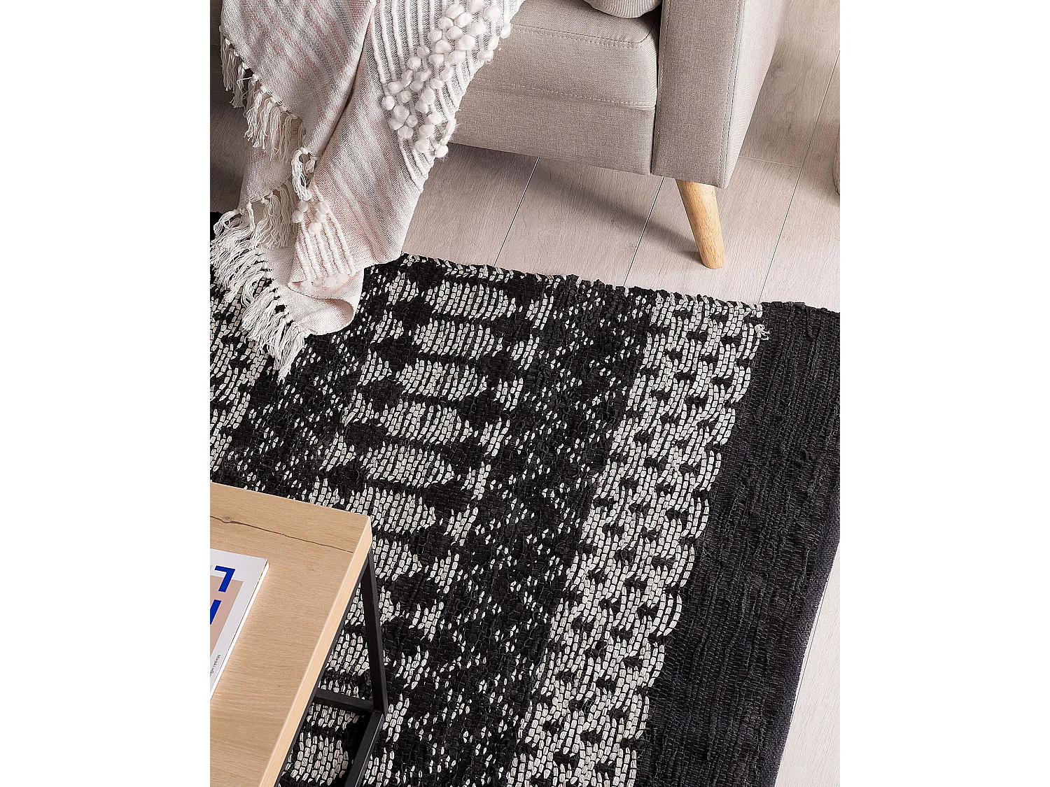 Tappeto in pelle nero/beige 140 x 200 cm SOKUN