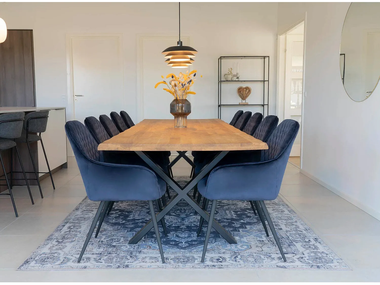 Table à manger industrielle TOULON – Chêne massif & acier noir, design avec bord ondulé-Beige-Largeur 300 cm