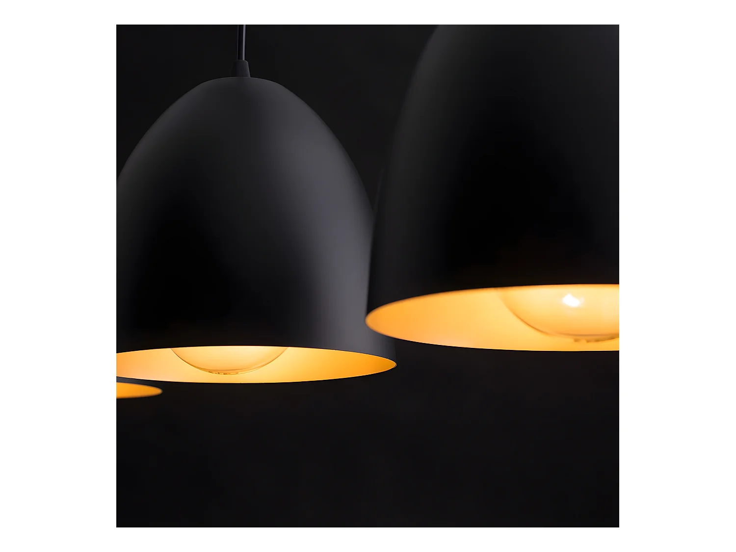 Regleta de techo Jonix nórdico con 3 pantallas en forma de cúpula negro y dorado 3xE27