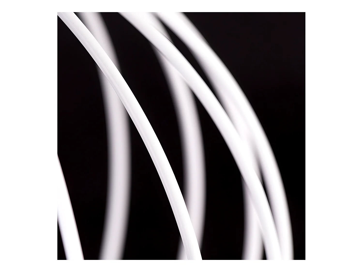 Deckenleuchte Antilla mit 3 weißen Gitterkugeln und 3 E27-Holzstücken