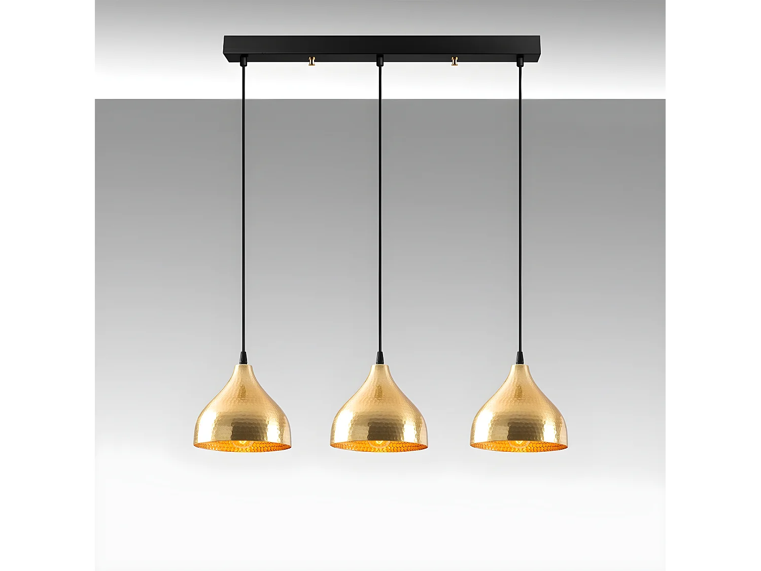 Lineaire Hanglamp Asney met 3 gouden metalen lampenkappen 3xE27