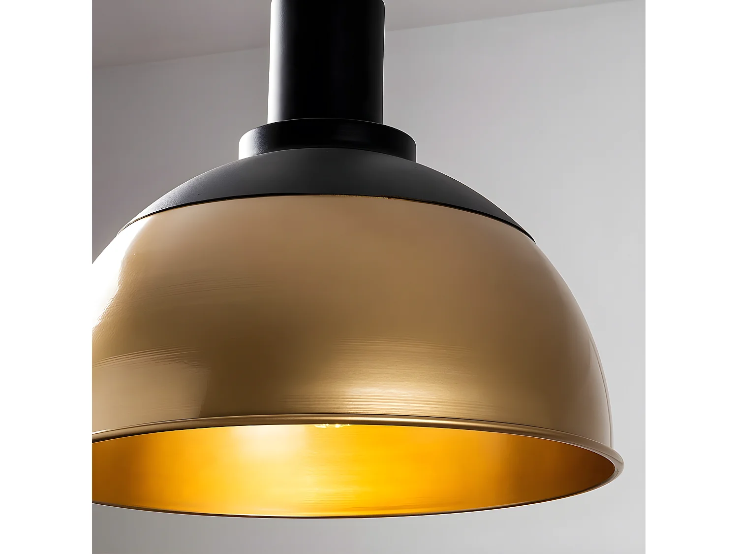 Lampada a sospensione moderna Momo con paralume vintage nero e dorato 1xE27 ø30cm