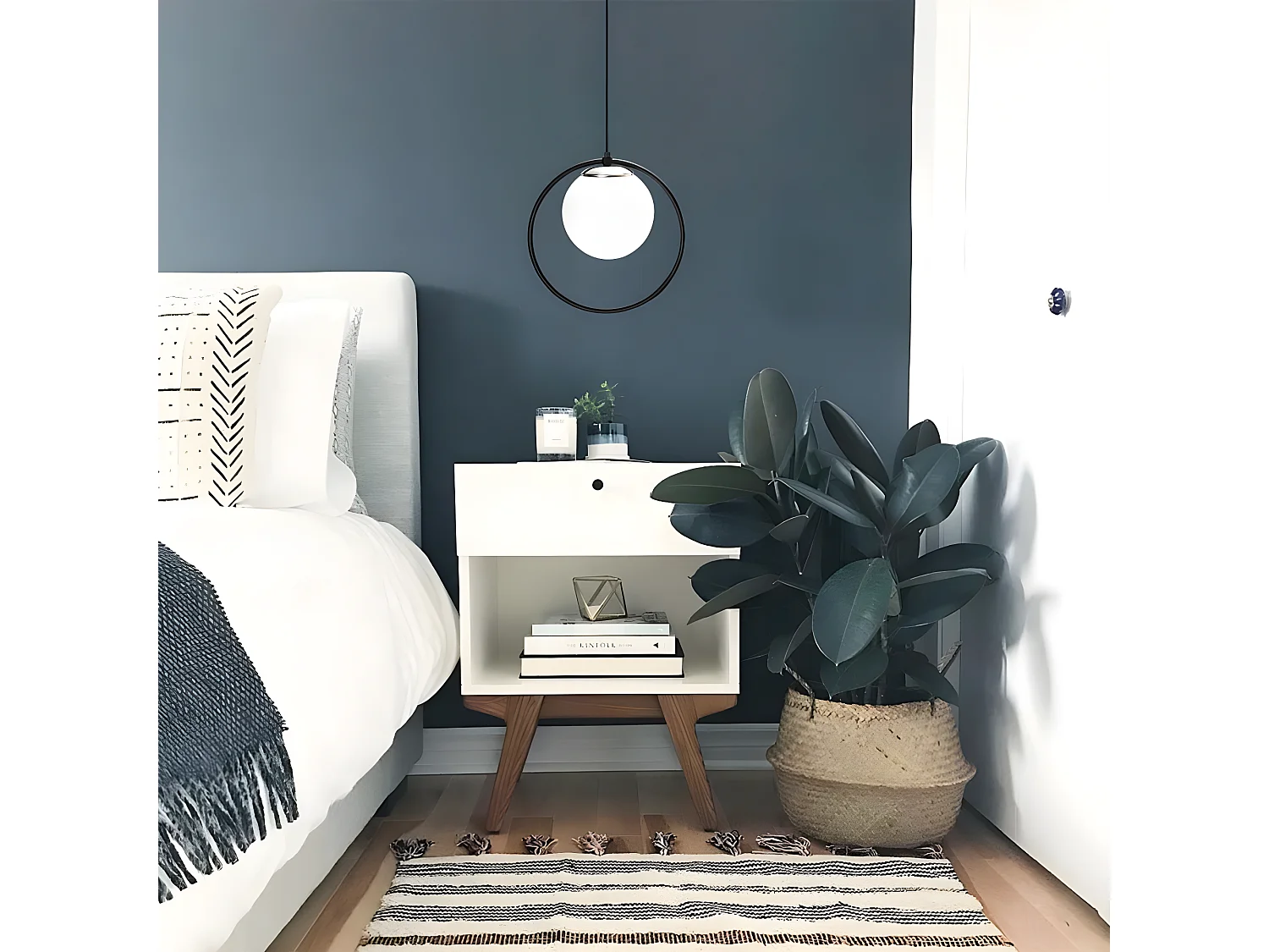 Pendelleuchte mit schwarzem beweglichem Escott-Kabel in Ringform und Glaskugel 1xE27