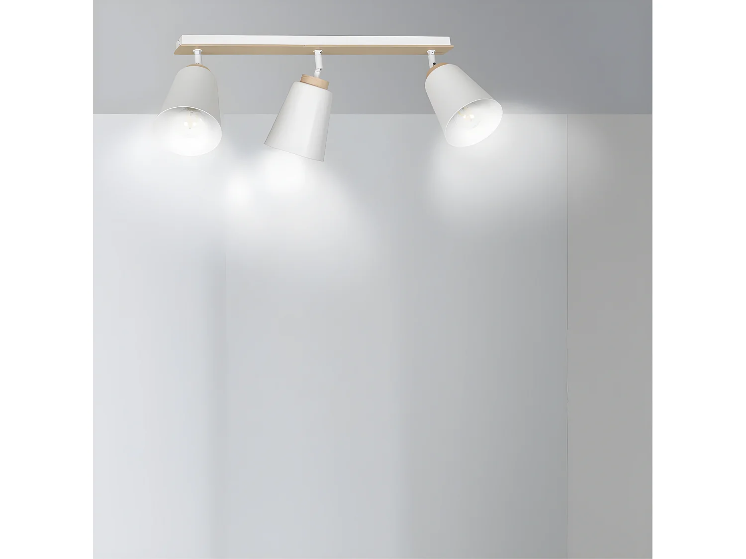 Plafonnier linéaire Tasla en métal et bois avec 3 abat-jour blancs orientables 3xE27