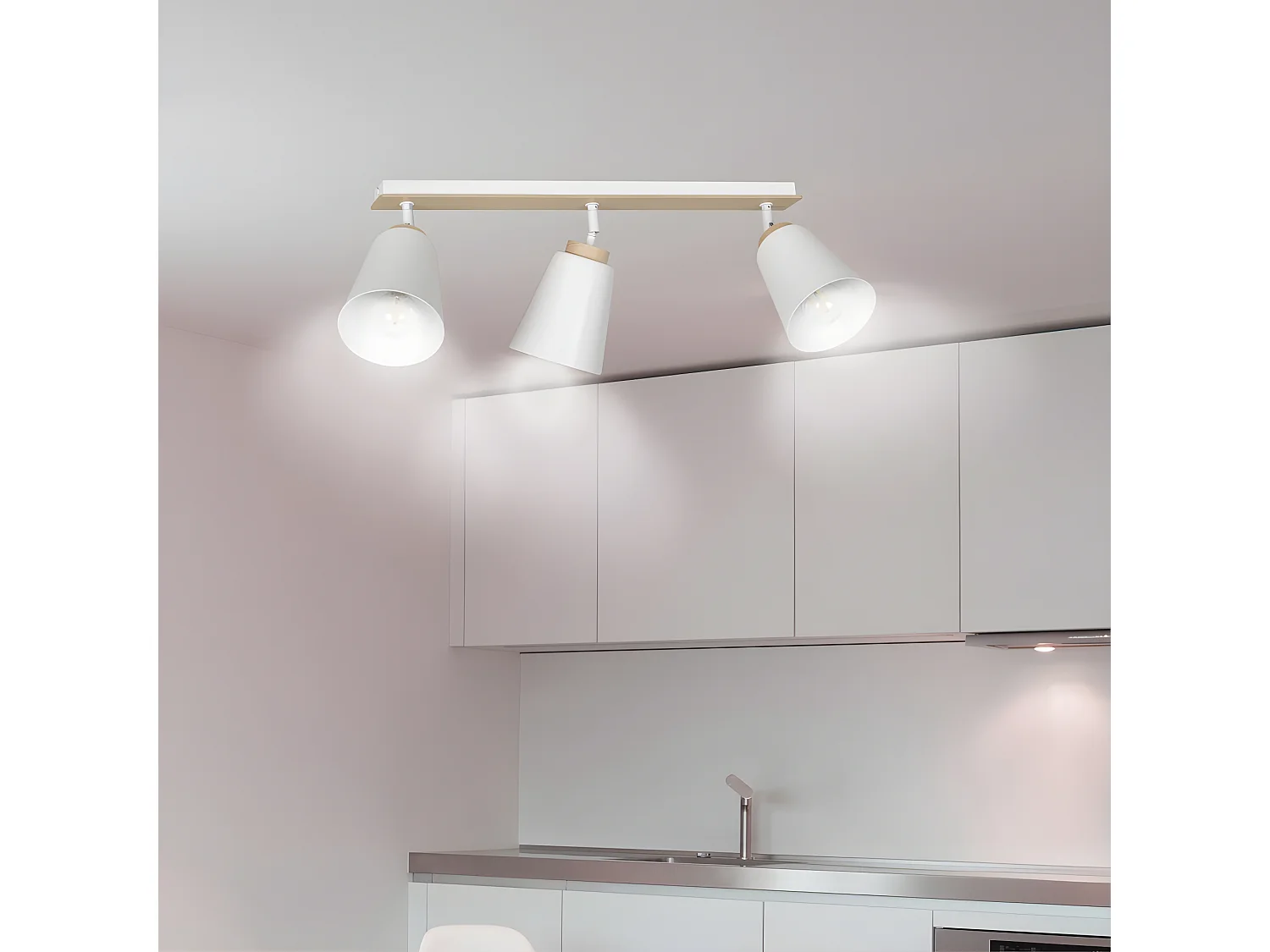 Plafonnier linéaire Tasla en métal et bois avec 3 abat-jour blancs orientables 3xE27