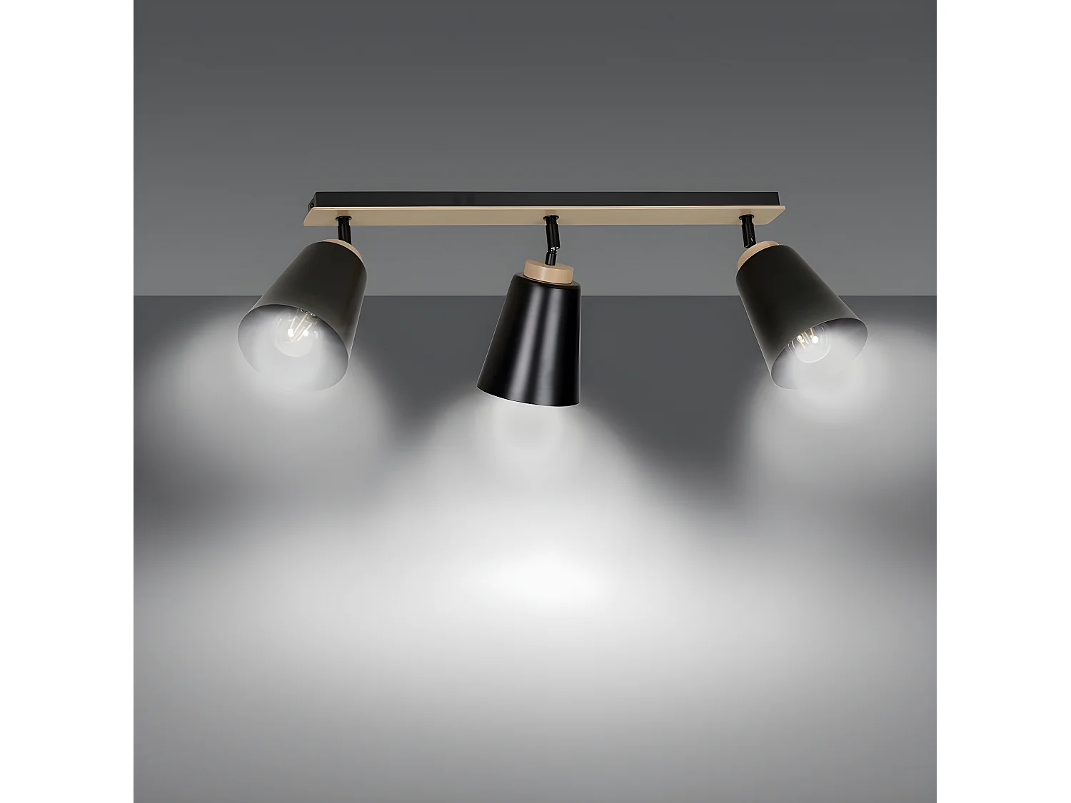 Plafonnier linéaire Tasla Nordic en métal et bois avec 3 abat-jour noirs orientables 3xE27