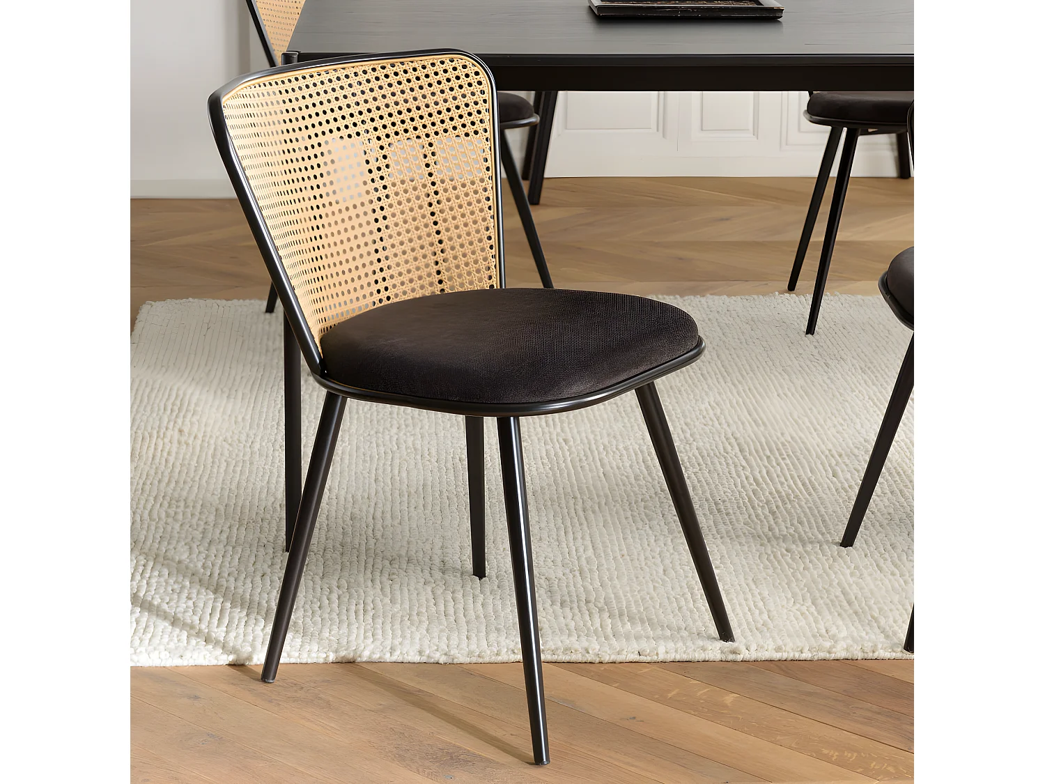 LEA - Lot de 2 chaises assise tissu noir large dossier effet cannage