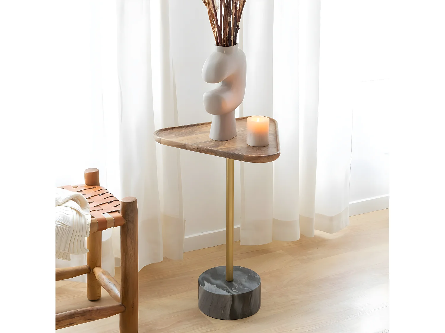 Mesa auxiliar de mármol en forma de triángulo Maxime - Diseño elegante y materiales de calidad