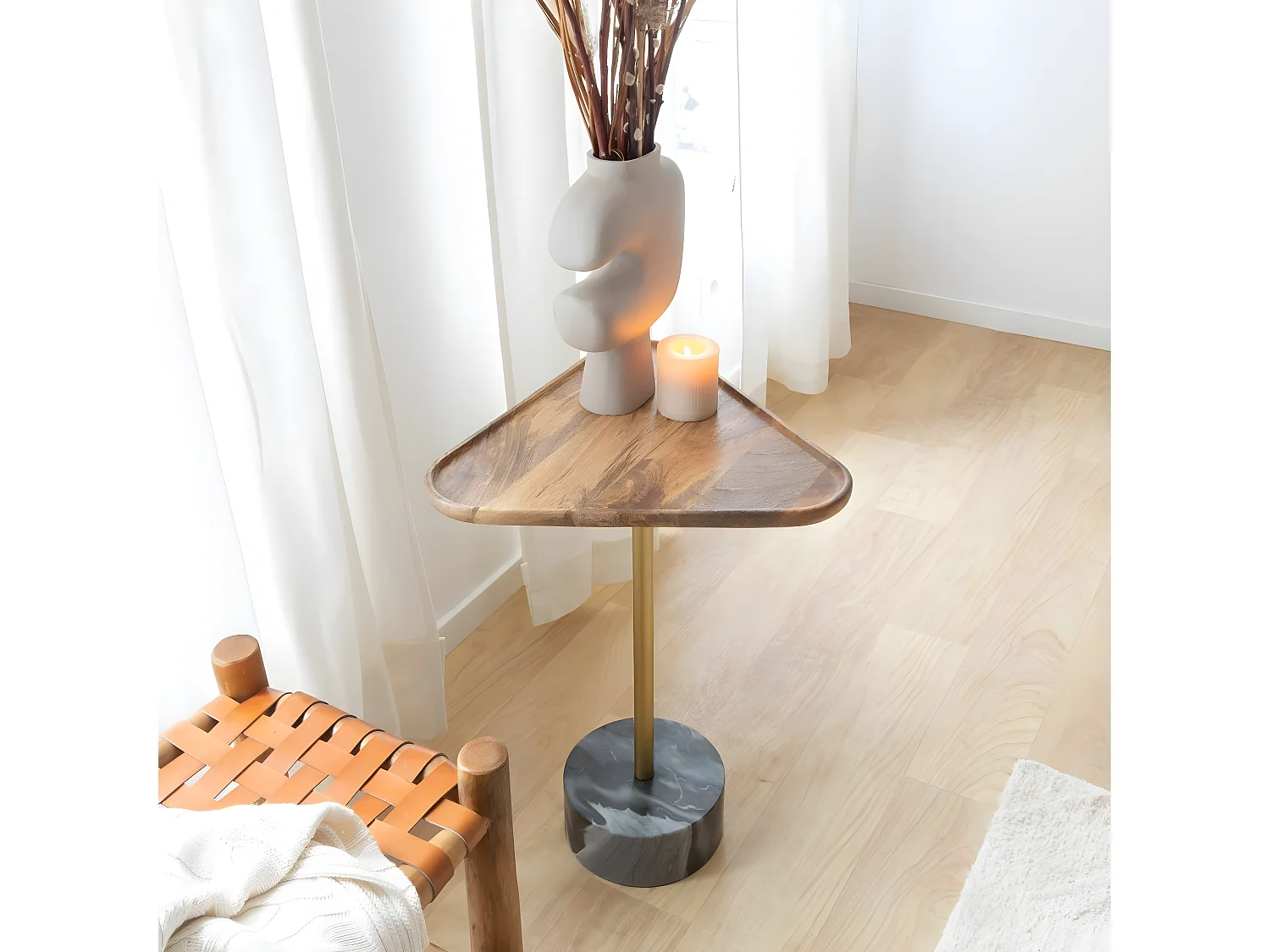 Mesa auxiliar de mármol en forma de triángulo Maxime - Diseño elegante y materiales de calidad
