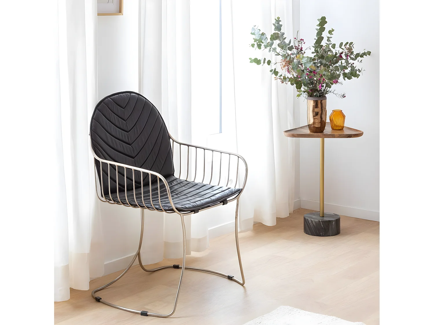 Mesa auxiliar de mármol en forma de triángulo Maxime - Diseño elegante y materiales de calidad