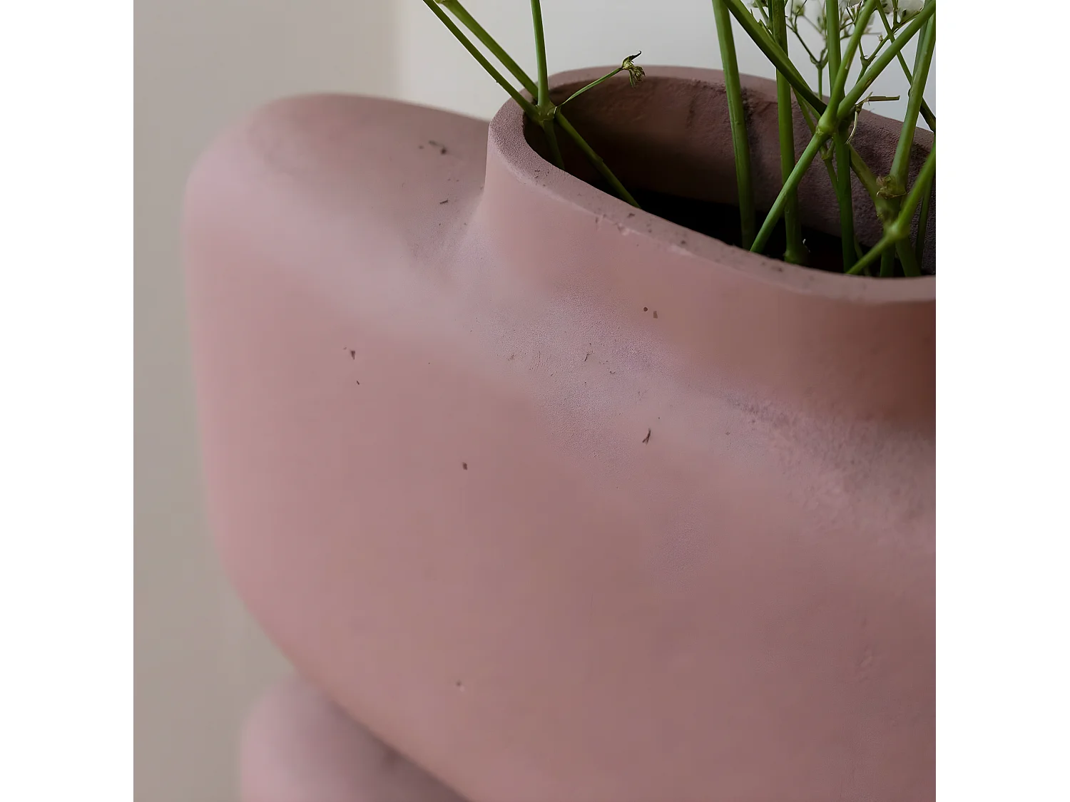 Grand vase rose en aluminium Cosmo