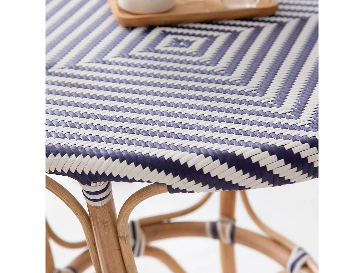 Mesa de bistró vintage de ratán Elynne con tablero trenzado en azul y blanco