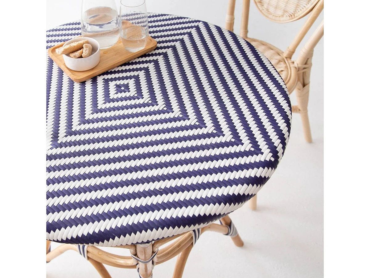 Mesa de bistró vintage de ratán Elynne con tablero trenzado en azul y blanco