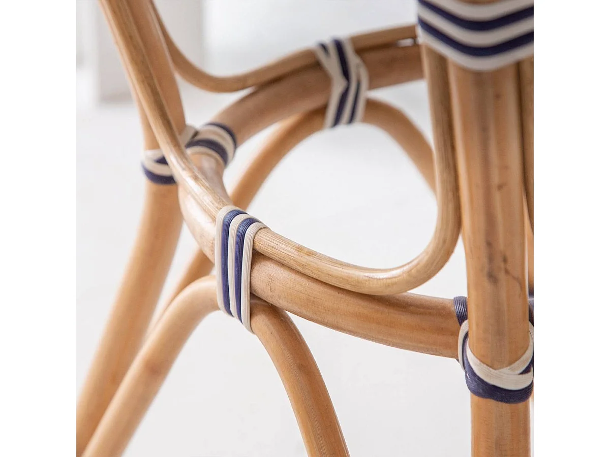 Mesa de bistró vintage de ratán Elynne con tablero trenzado en azul y blanco