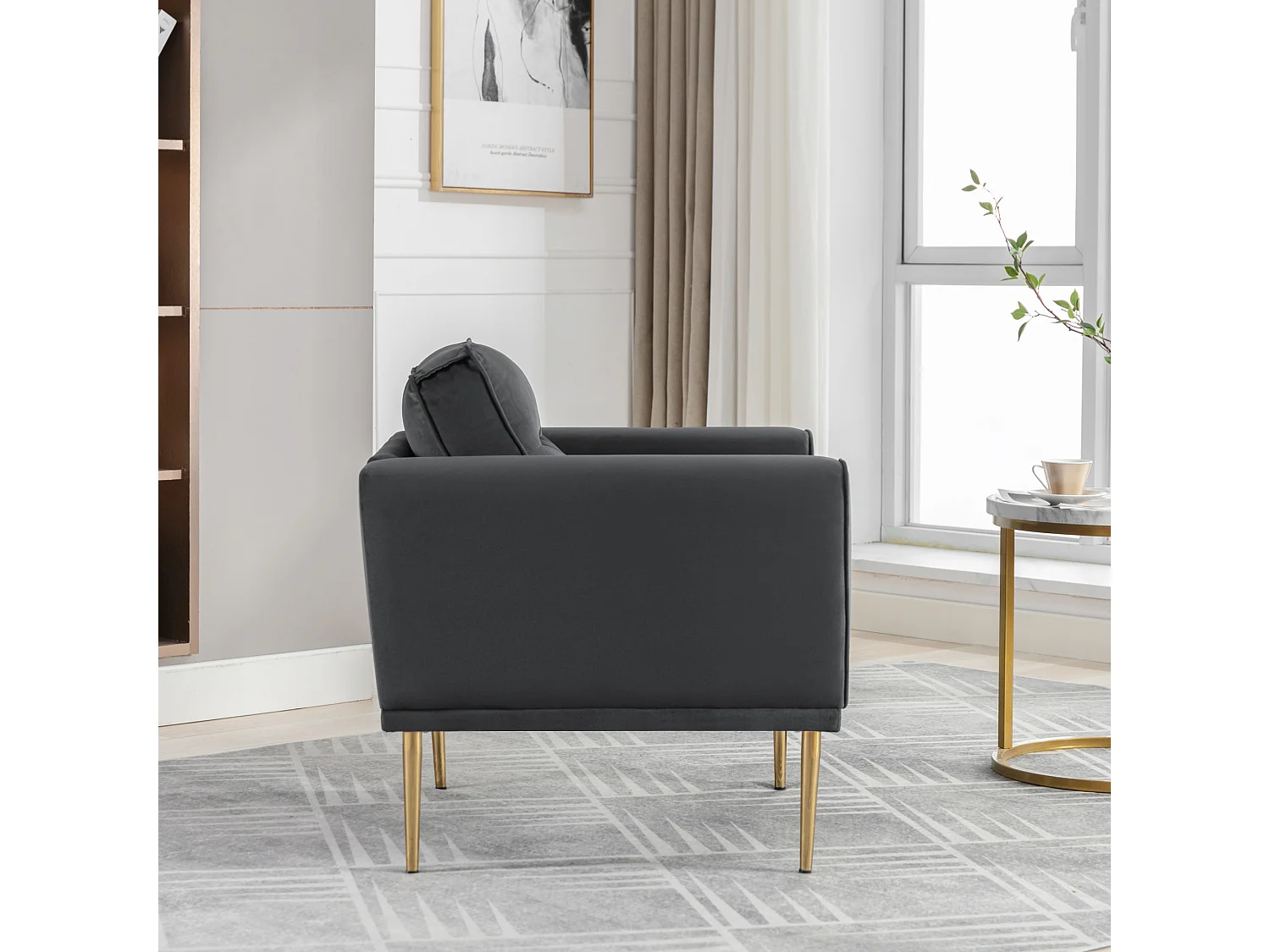 Sofa moderne en velours avec siège coussiné et pieds métalliques dorés