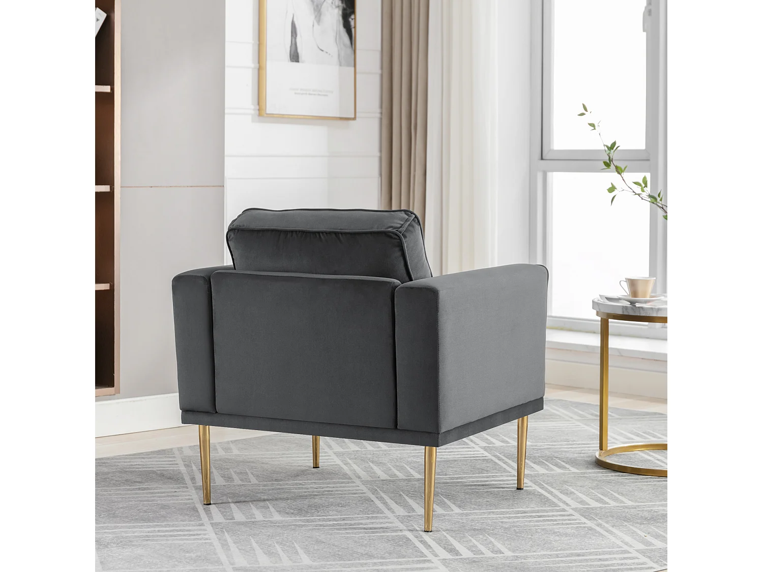 Sofa moderne en velours avec siège coussiné et pieds métalliques dorés