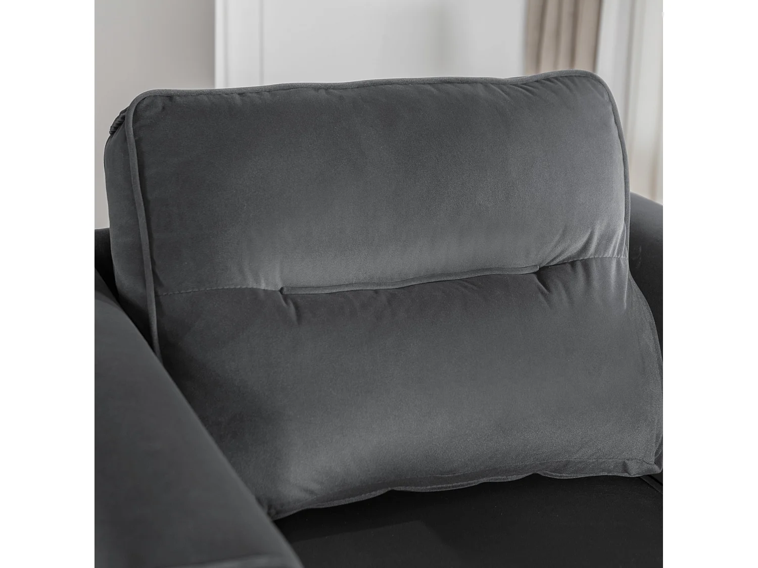 Sofa moderne en velours avec siège coussiné et pieds métalliques dorés
