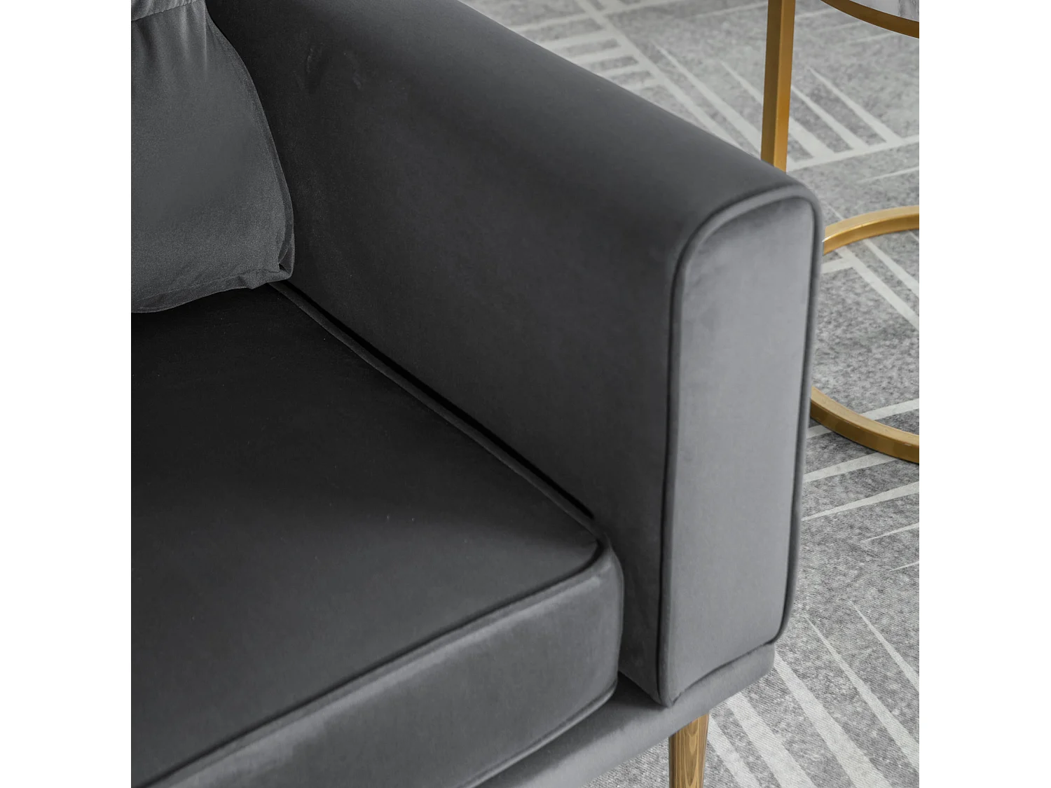 Sofa moderne en velours avec siège coussiné et pieds métalliques dorés