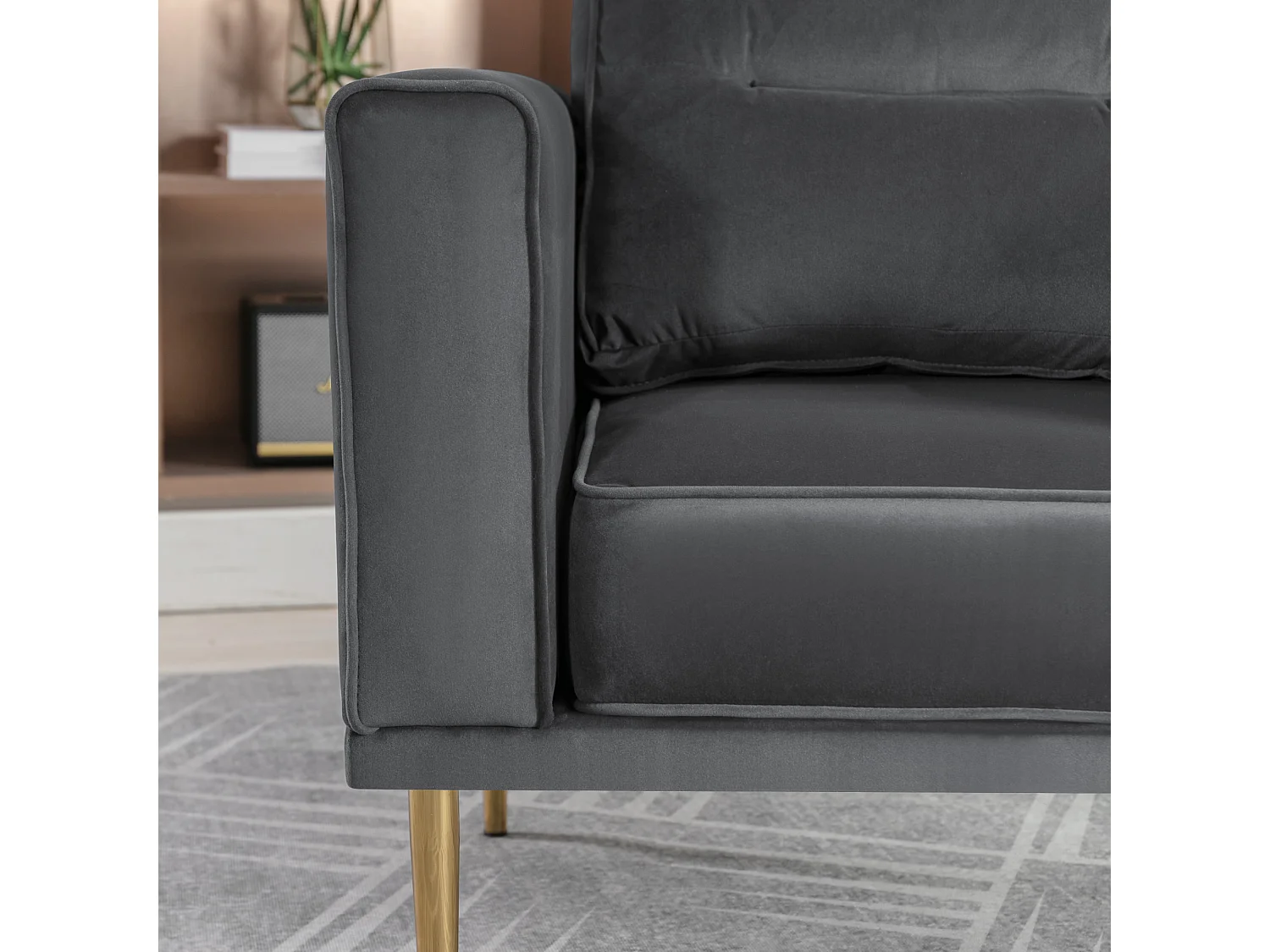 Sofa moderne en velours avec siège coussiné et pieds métalliques dorés