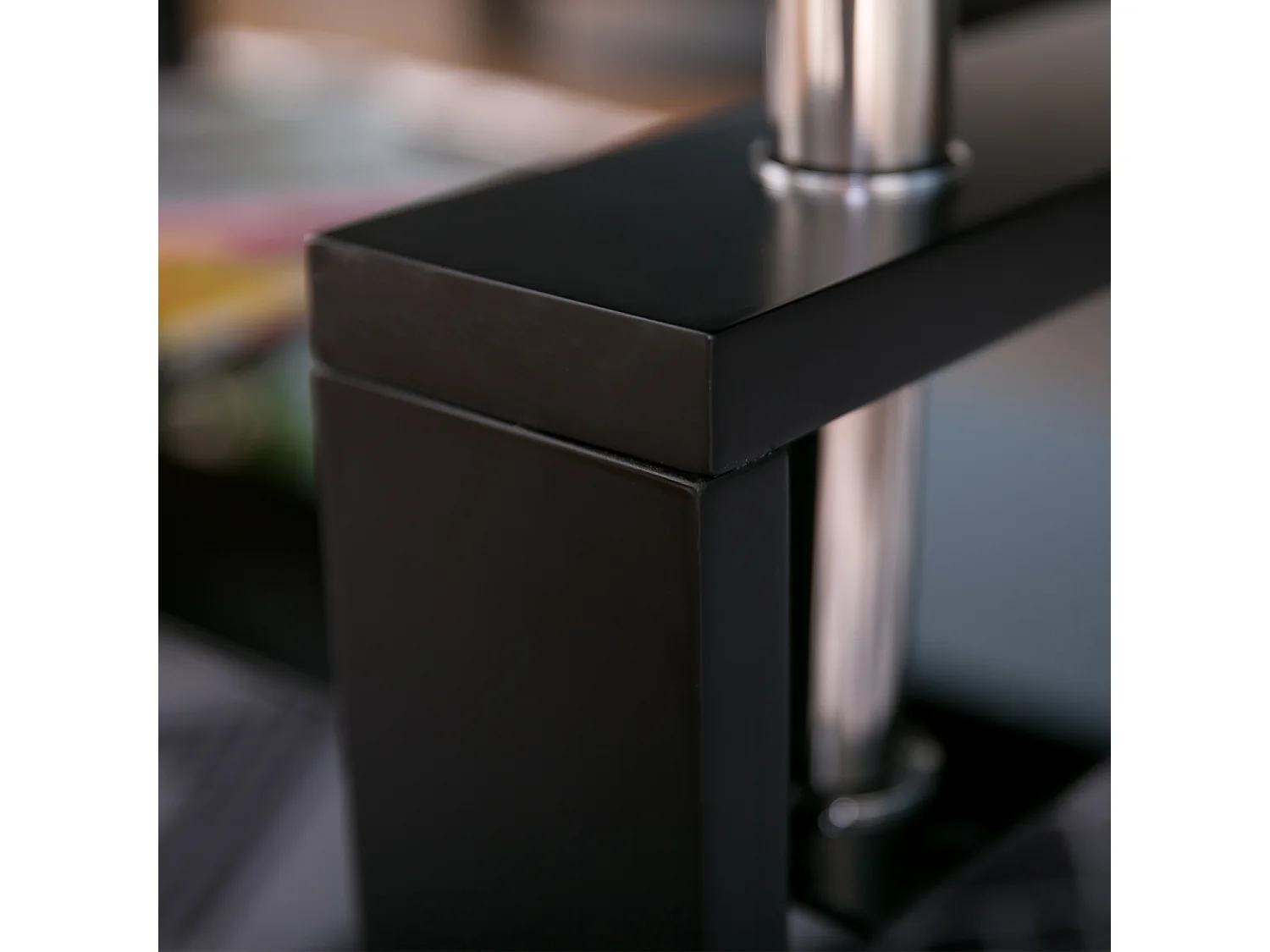 Mesa de centro moderna de vidrio templado, rectángulo negro con estante inferior y patas de madera
